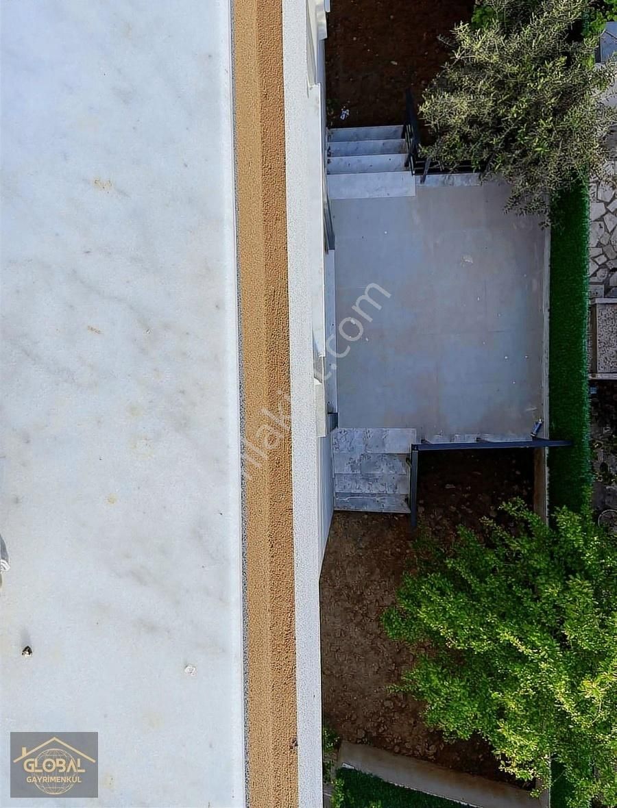 Doğanbeyde Denize Çok Yakın Konumda Merkezi Konumda Villa