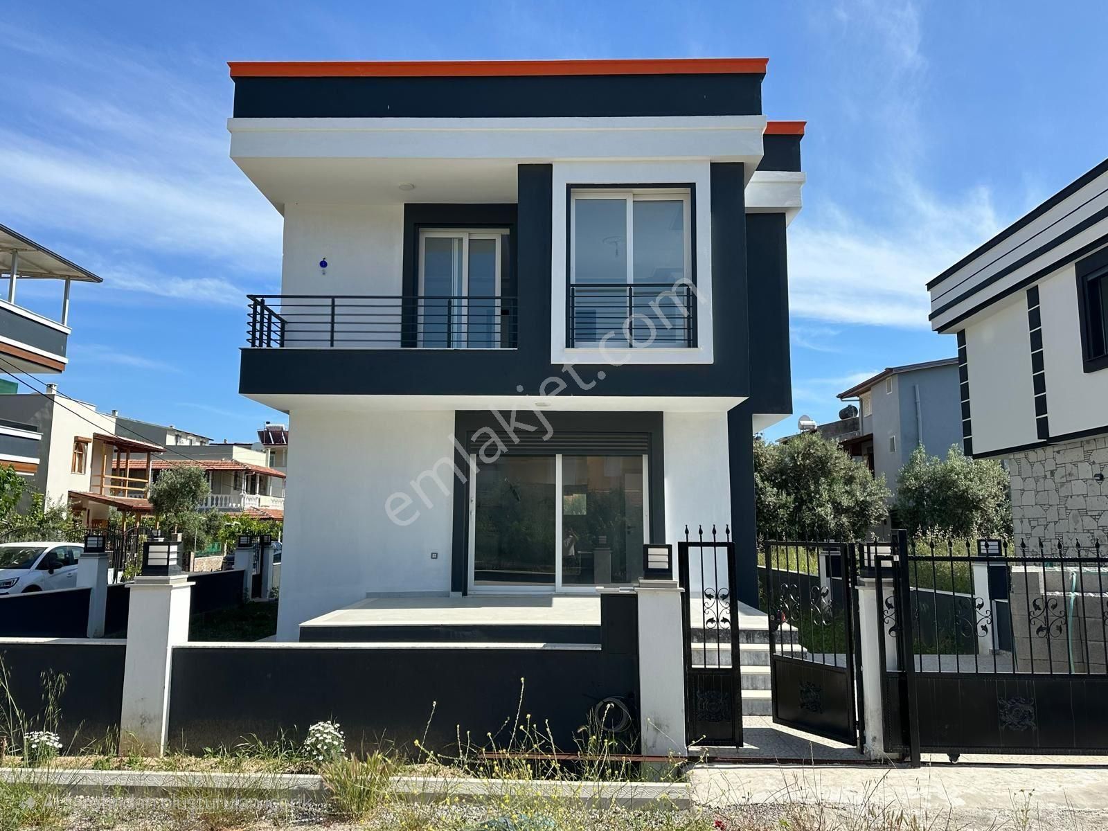 İzmir Seferihisar Cumhuriyet Mah De 300 M2 Arsa İçinde Müstakil Villa