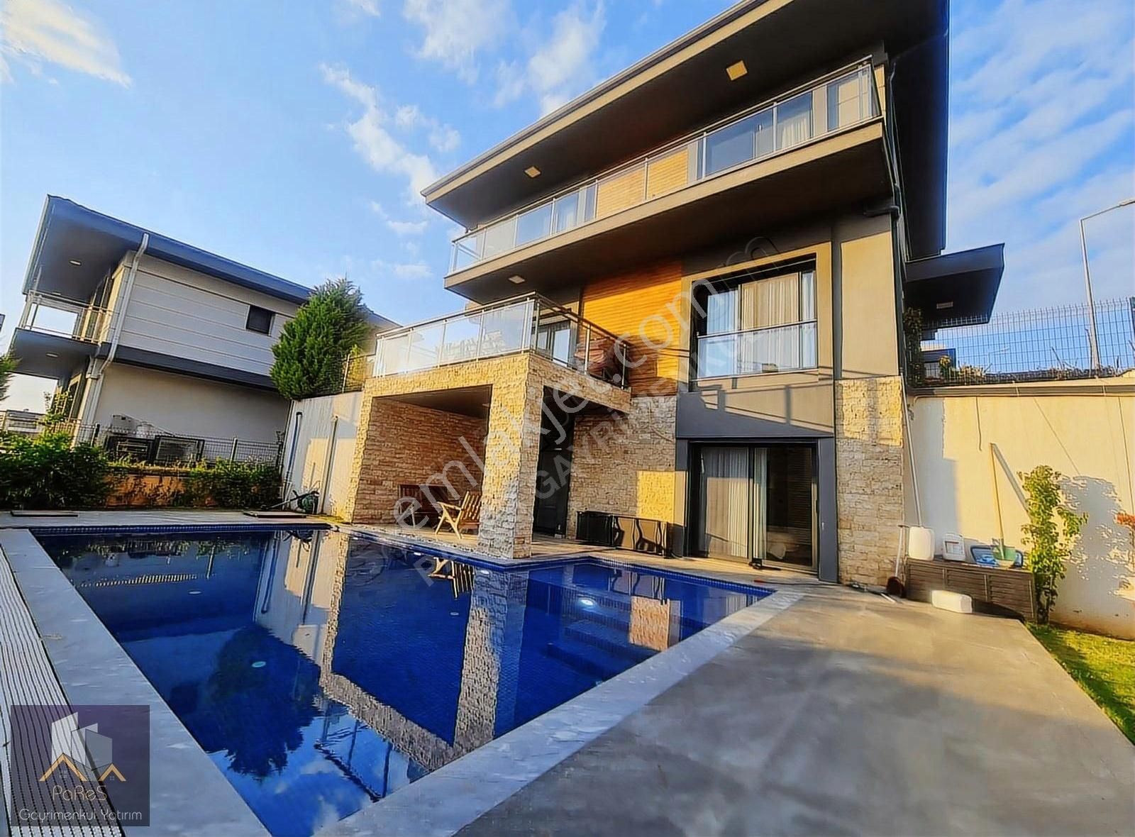 Güzelbahçe Kolejler Bölgesinde Havuzlu 270m2 4+2 Villa