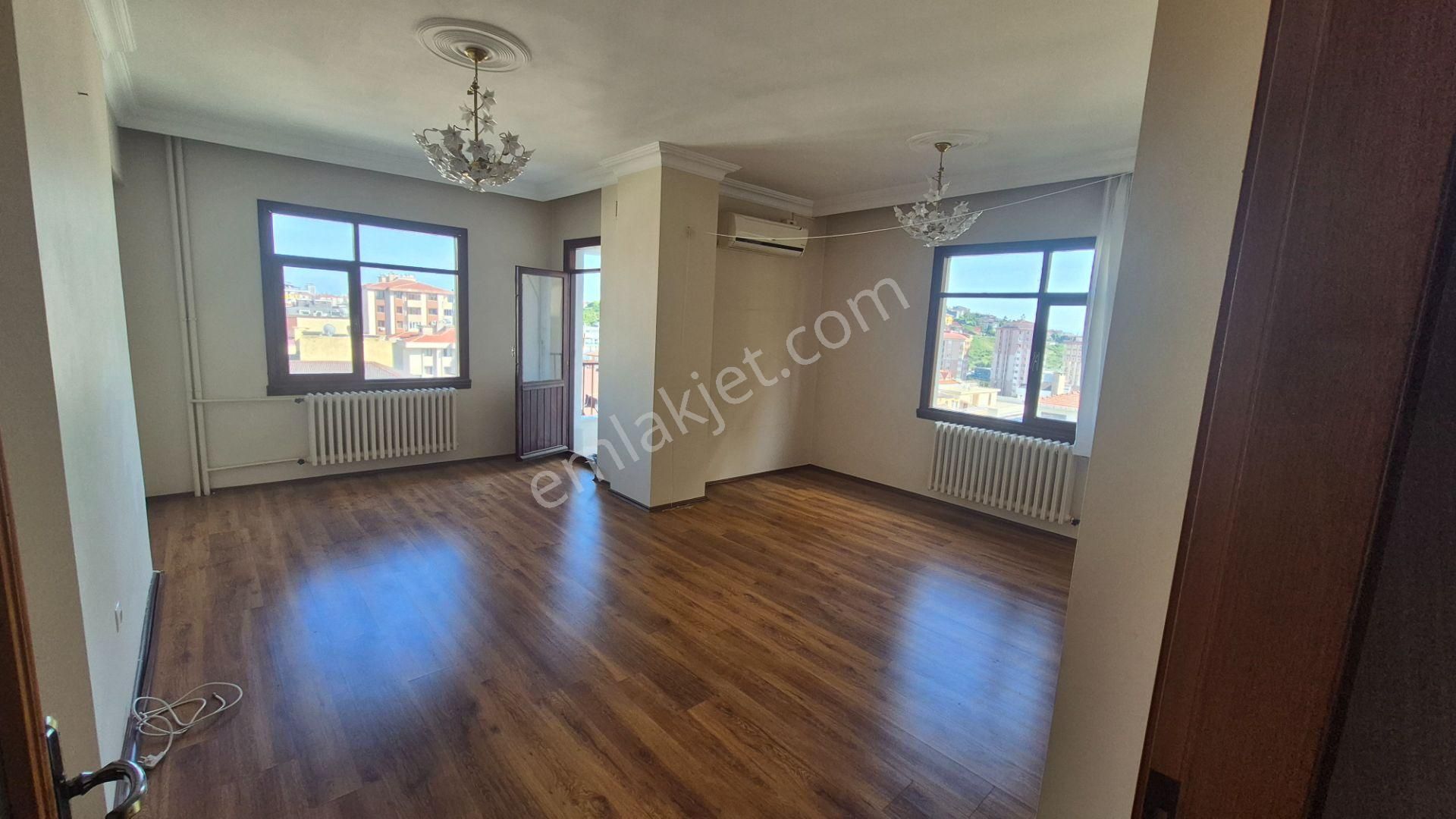 Maltepe Cevizli Mahallesin De 7/24 Güvenlikli Site İçerisinde,geniş,ferah 3+1 Satılık Daire