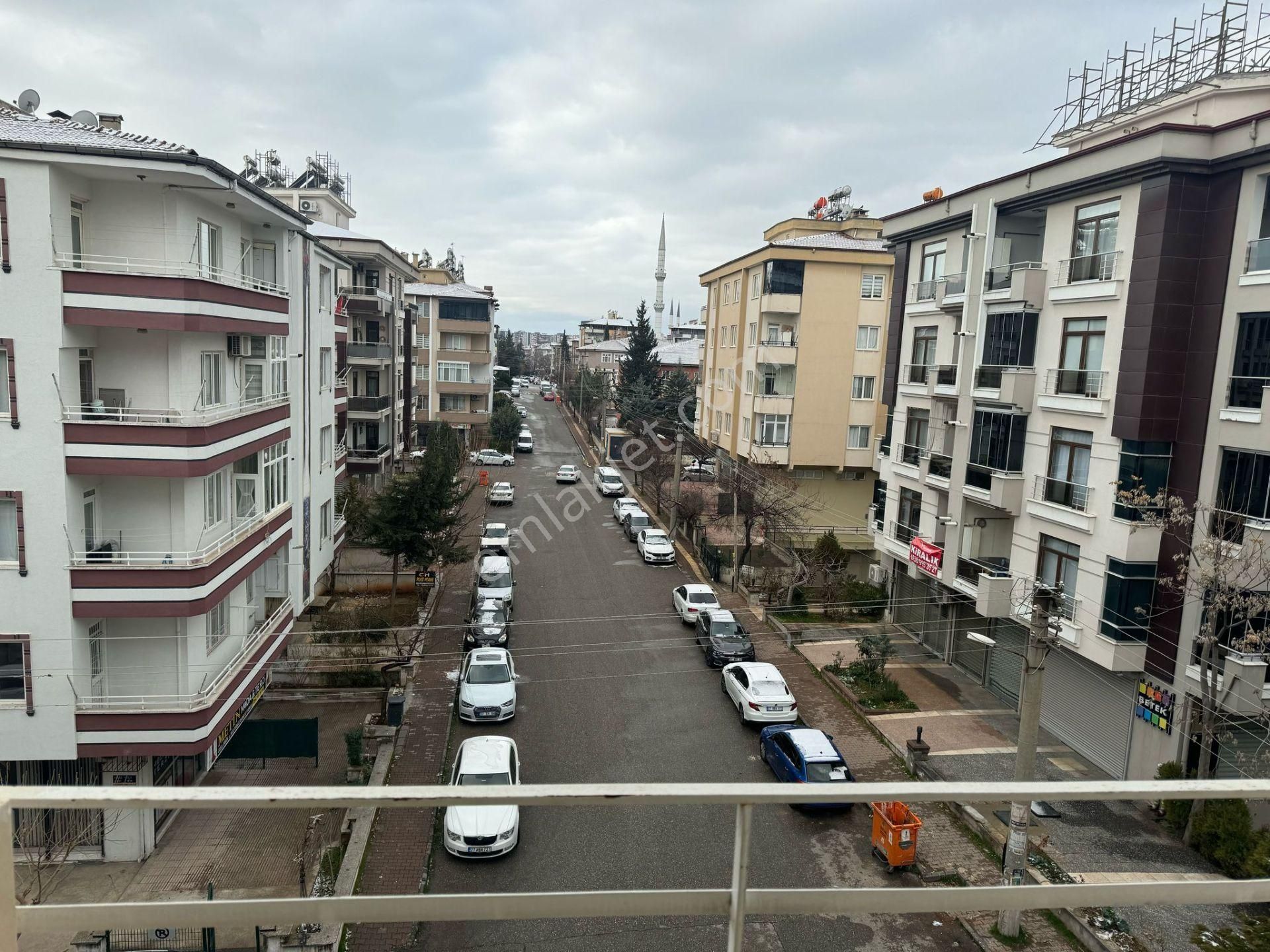 Emek Mahallesinde , Çakmak Bulvarına Yakın, 3+1 Satılık Daire.
