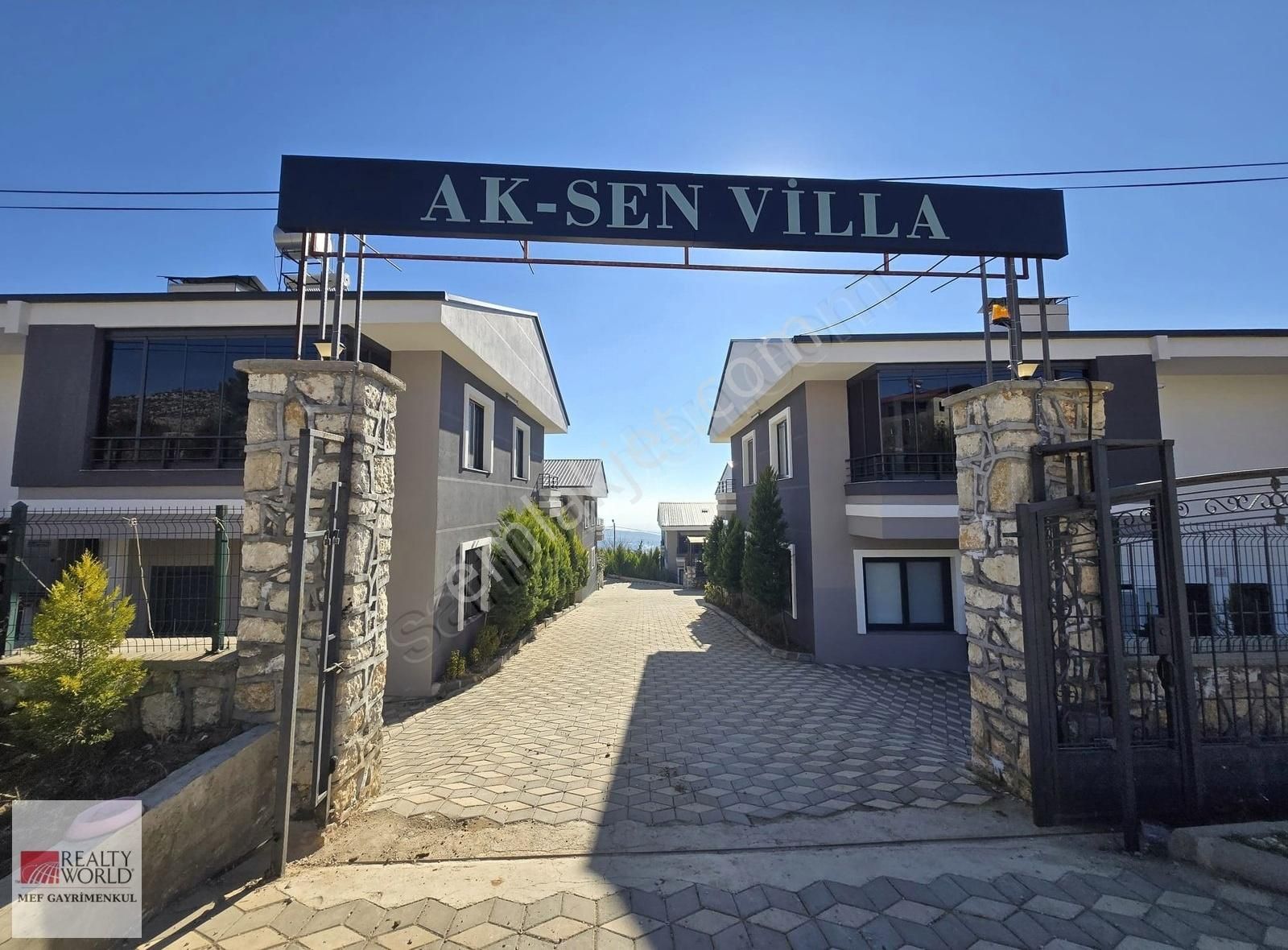 Rw Mef'ten Gözne'de Site İçerisinde 4+1 Eşyalı Satılık Villa