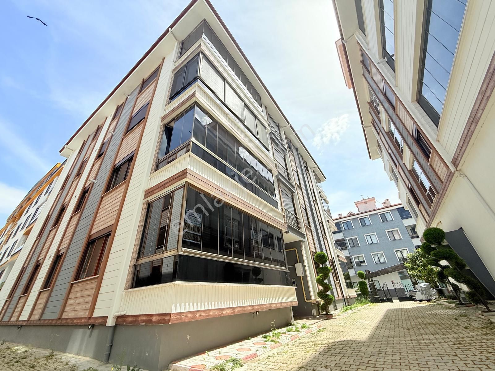 Akçay Oya Gayrimenkul'den Doktorlar Sitesi Mevkinde Fırsat 2+1 Ayrı Mutfak Daire