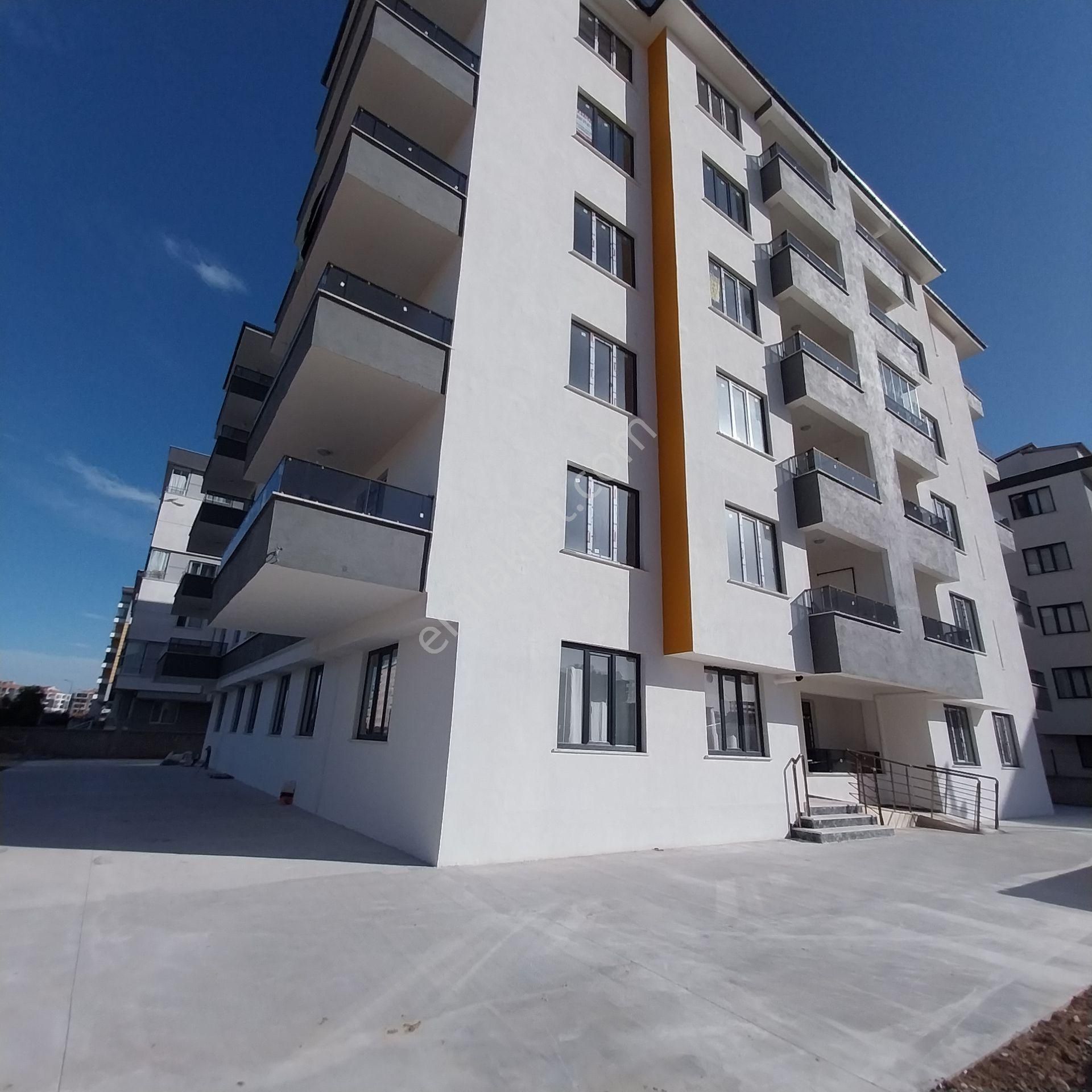 Karatayda Hasandede Mescit Mahallesinde Satlık 3+1 Arakat Daire