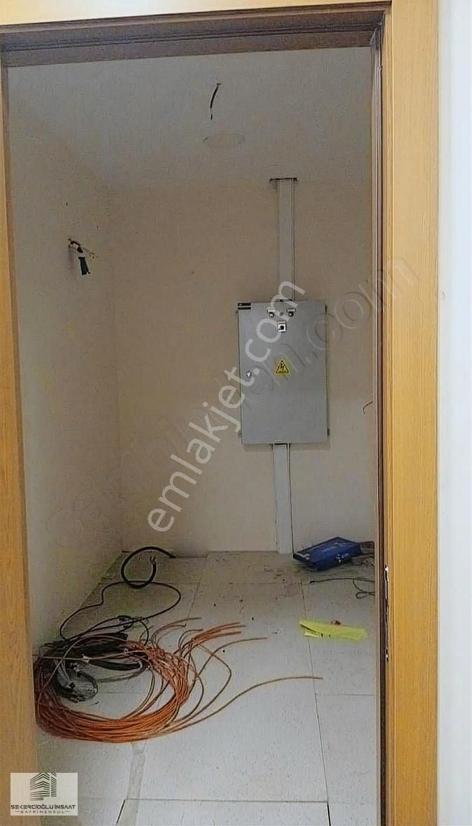 Şekercioğlu Gayrımenkul'den Çiftlikköy'ün Kalbinde Kiralık Ofis