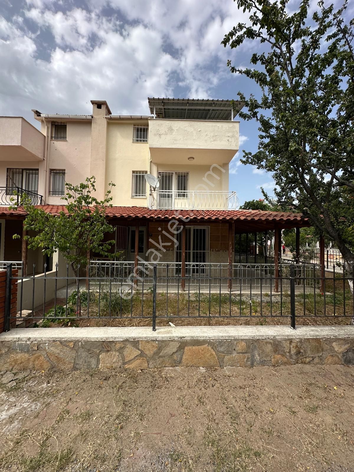 Kuşadası Güzelçamlı Mahallesi Sahil Bölgesinde Satılık Villa