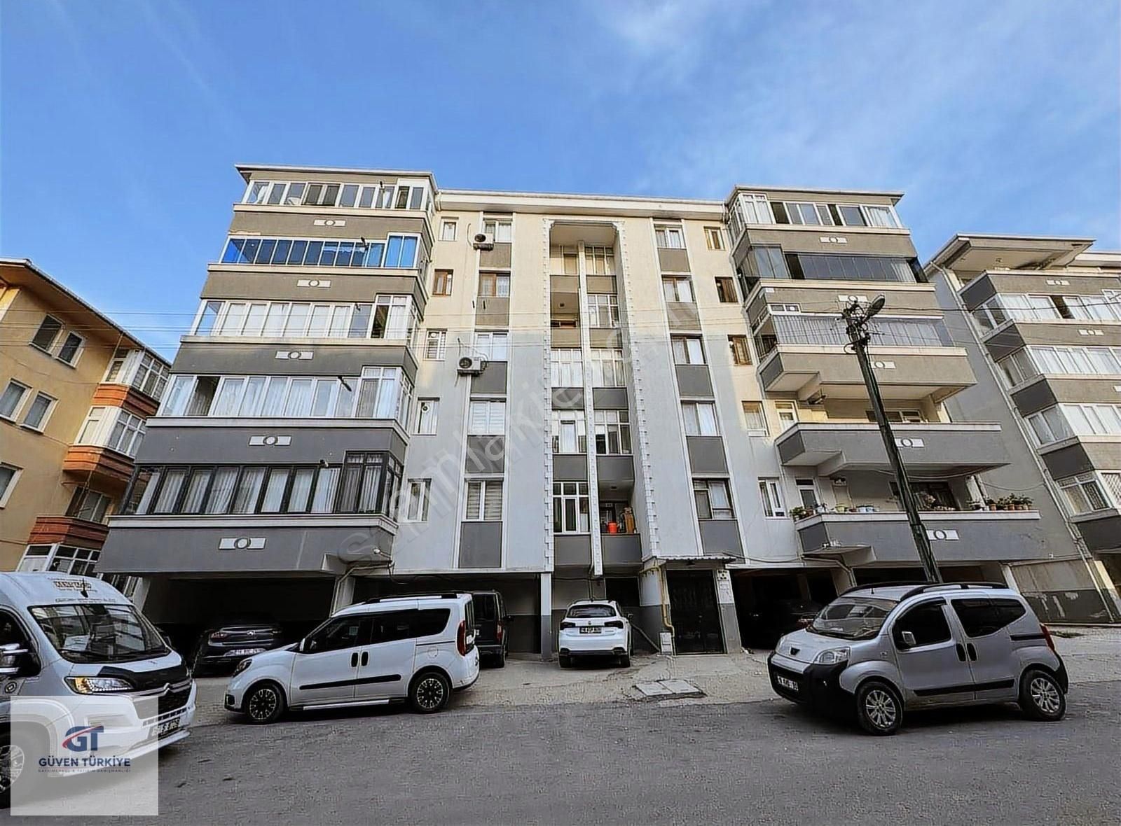Karacabey / Emirsultan Mah. Müge Sitesi / Geniş Cadde Üzeri