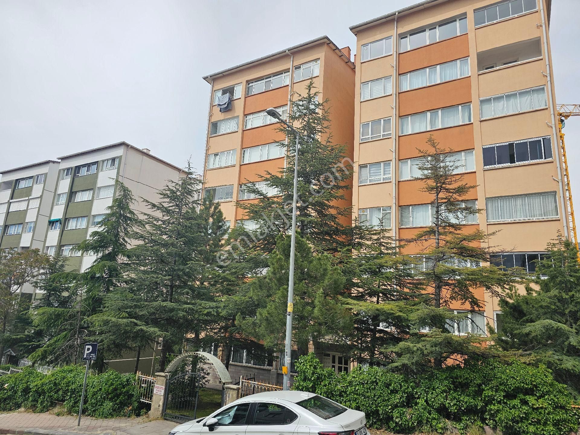 Dikmen Cadde Paraleli Sosyete Pazarı Karşısında Sitede Katda 3+1