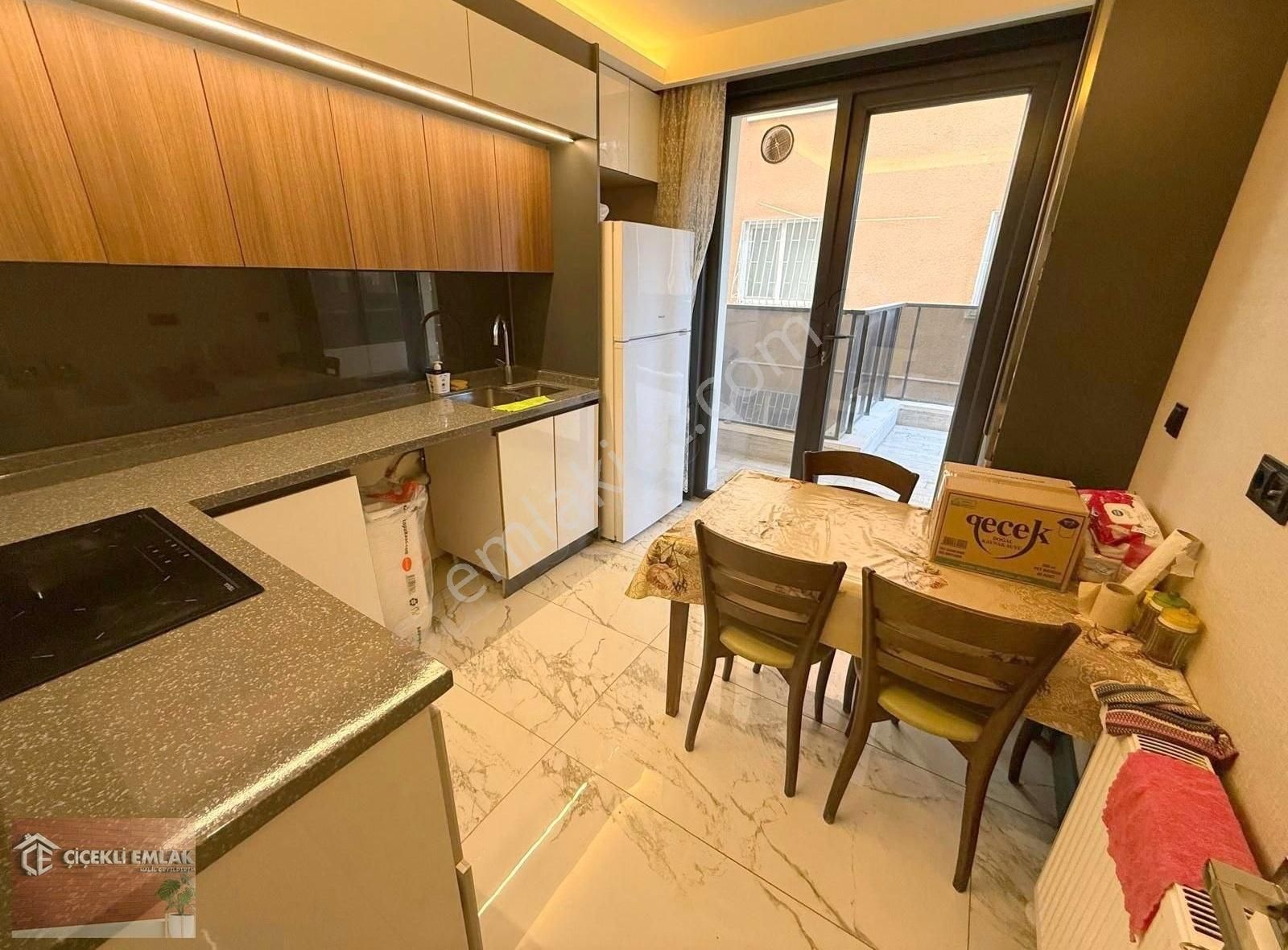 Çiçekli'de Yeni Bina 3+1 Asansörlü Çift Banyo-geniş-lüks-kilerli