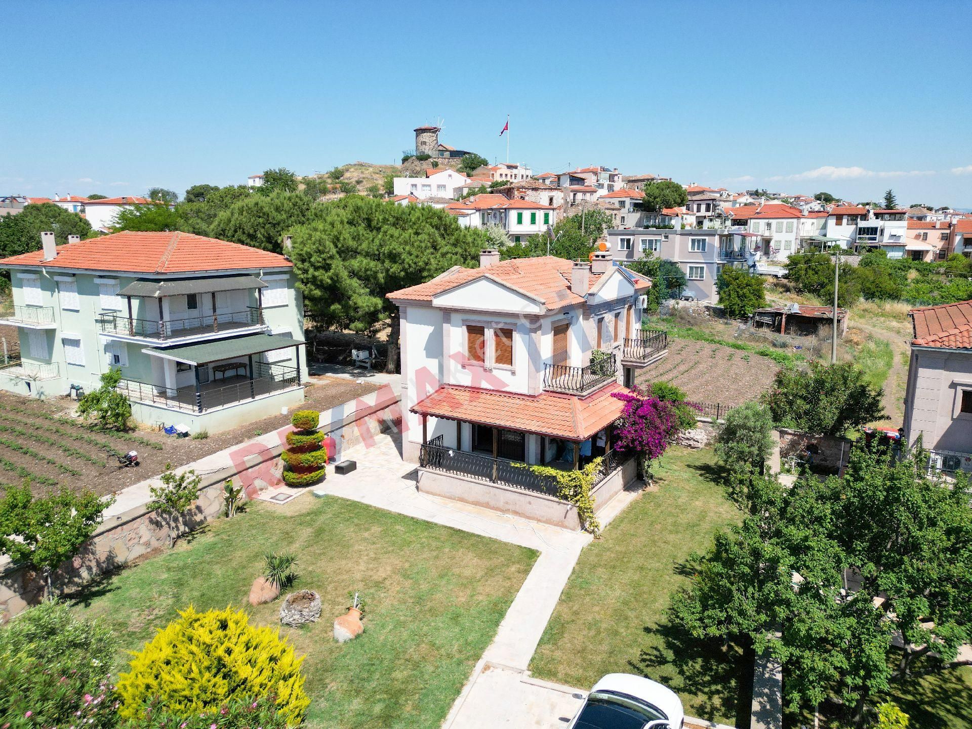 Ayvalık Cunda Adasında Geniş Bahçeli 3+1 Müstakil Villa