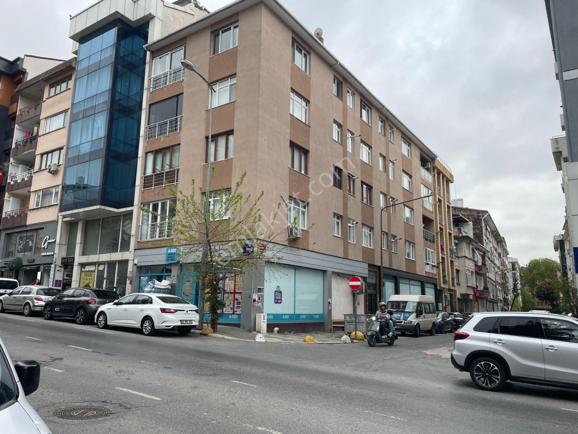 Acıbadem Merkezde Tüm Ulaşımlara Yakın 100 M2 Ara Kat Daire