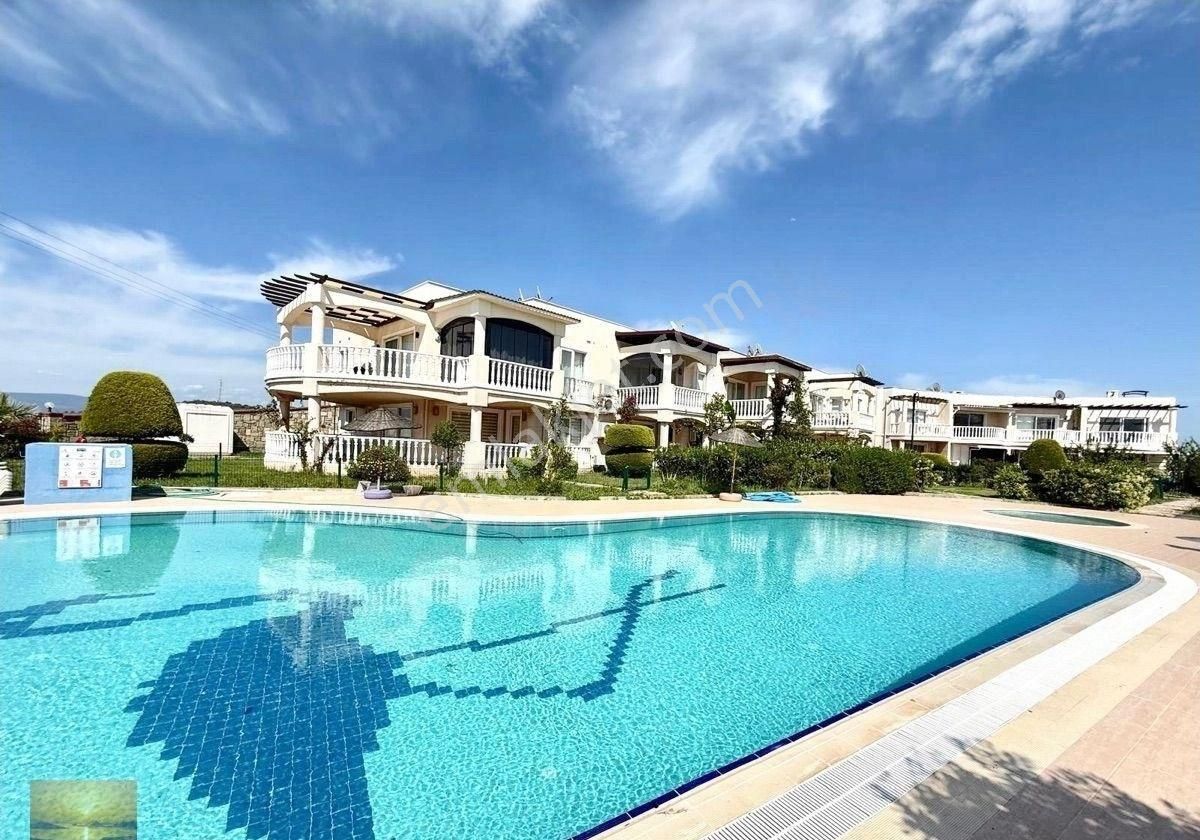 Denize Yakın Plajlı Sitede Prestijli Ön Bloklarda Bahçeli Daire