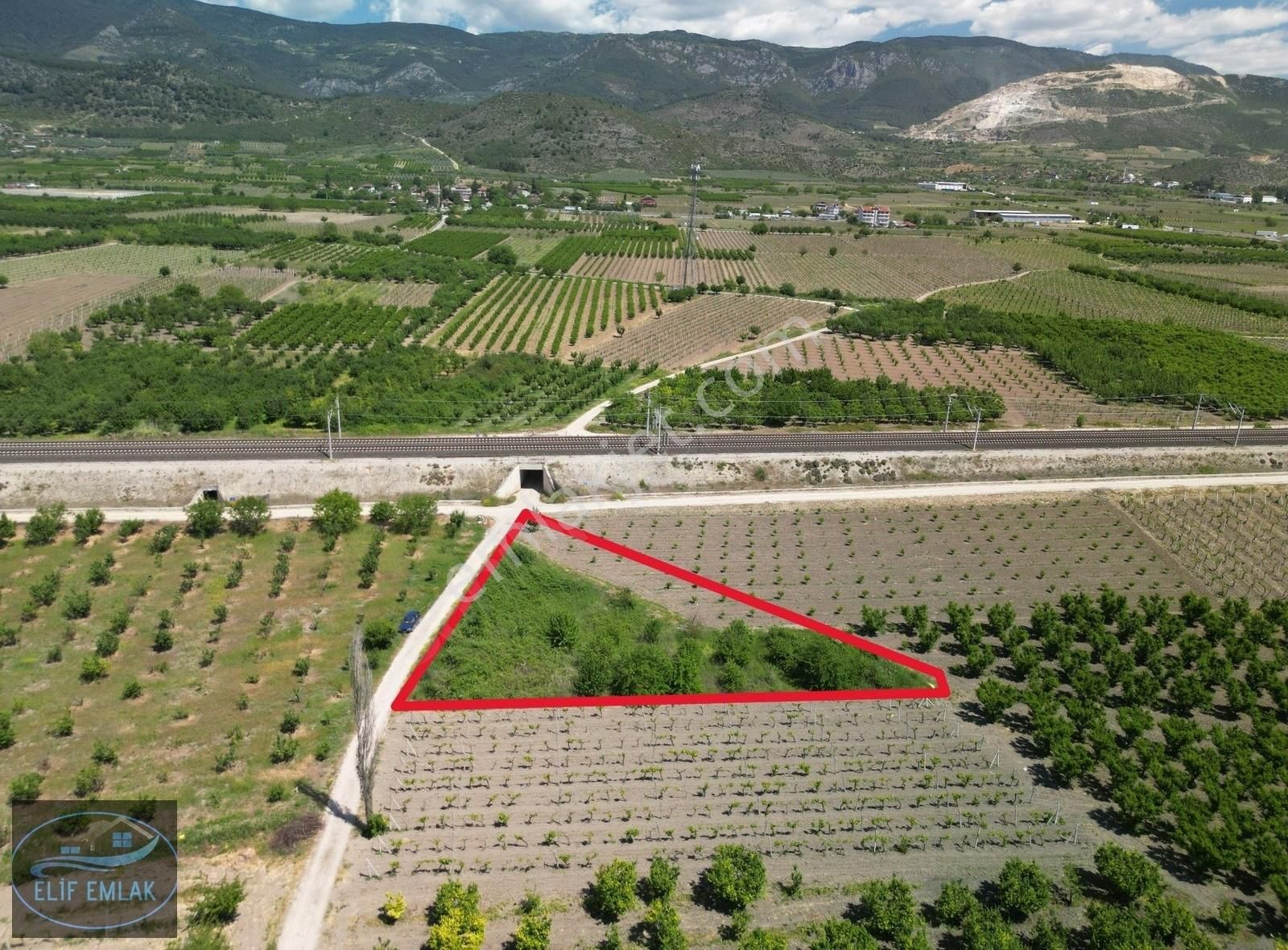 Pamukova Üçevler Mahallesi 1337 M² Konteyner Koyulabir Tarla