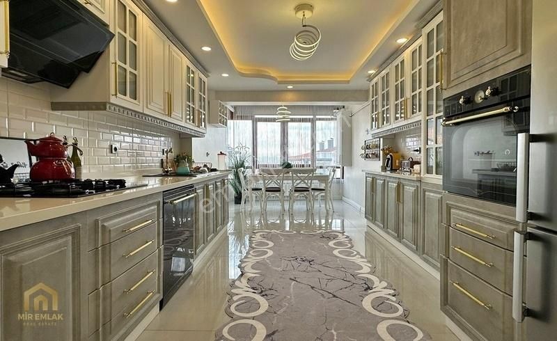 Atapark'da Engeller Caddesinde Lux Ve Yapısıyla 140m2 3+1 Daire