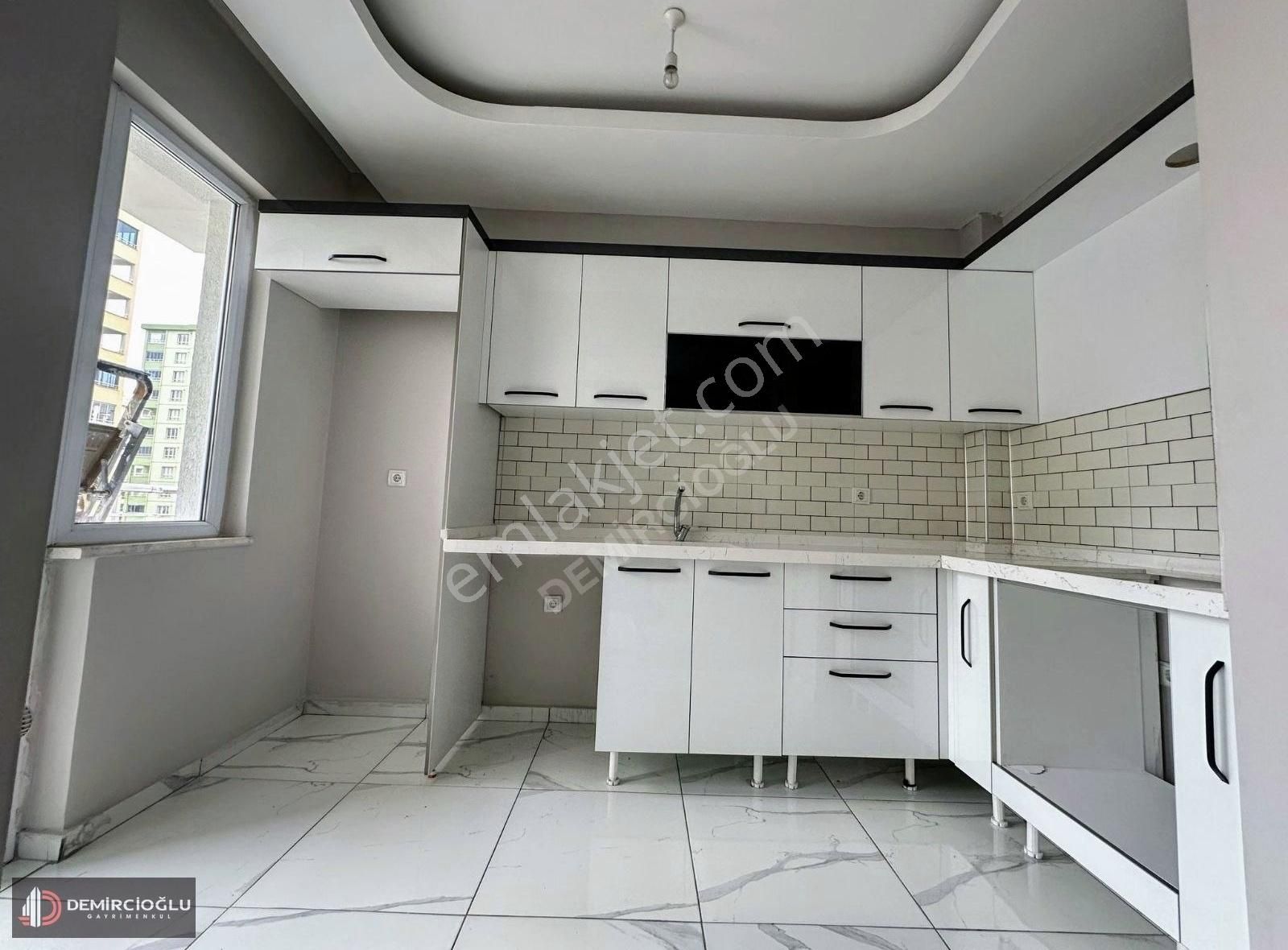 Papatya Caddesi'ne Komşu Meskenli 2,5+1 Cadde(güney) Cepheli