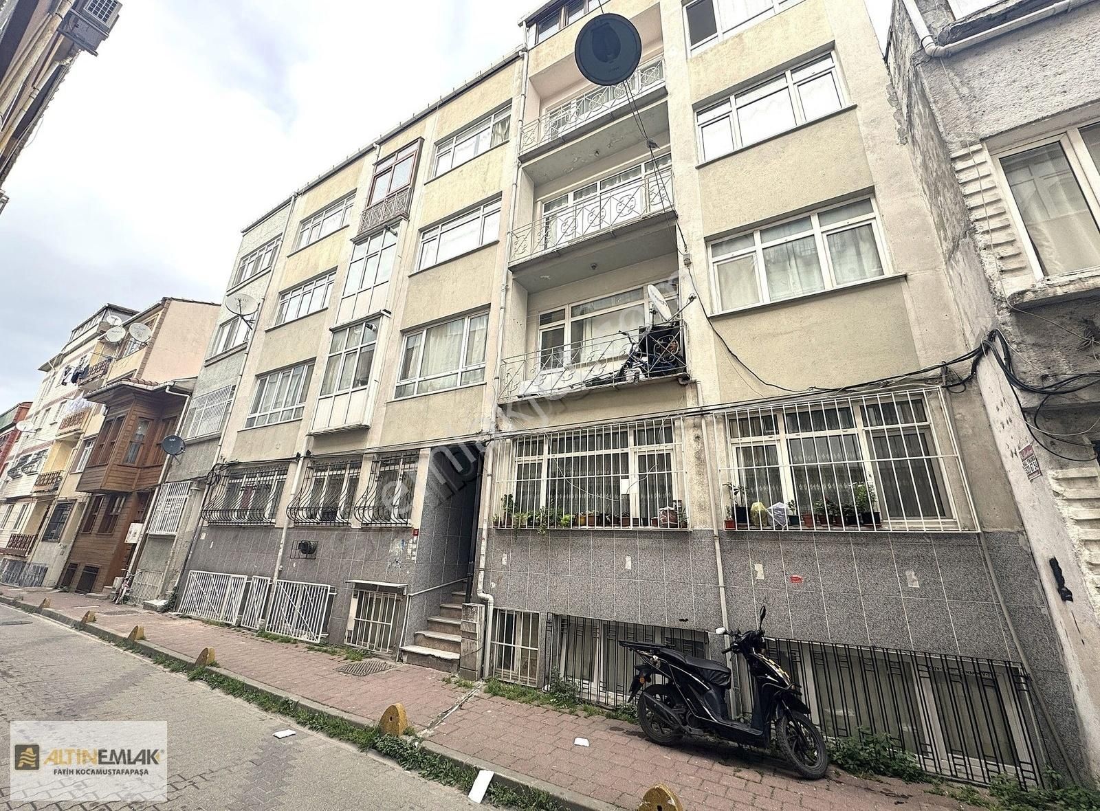 Altın Emlak'tan Cerrahpaşa'da Balkonlu Satılık 2+1 Yüksek Giriş