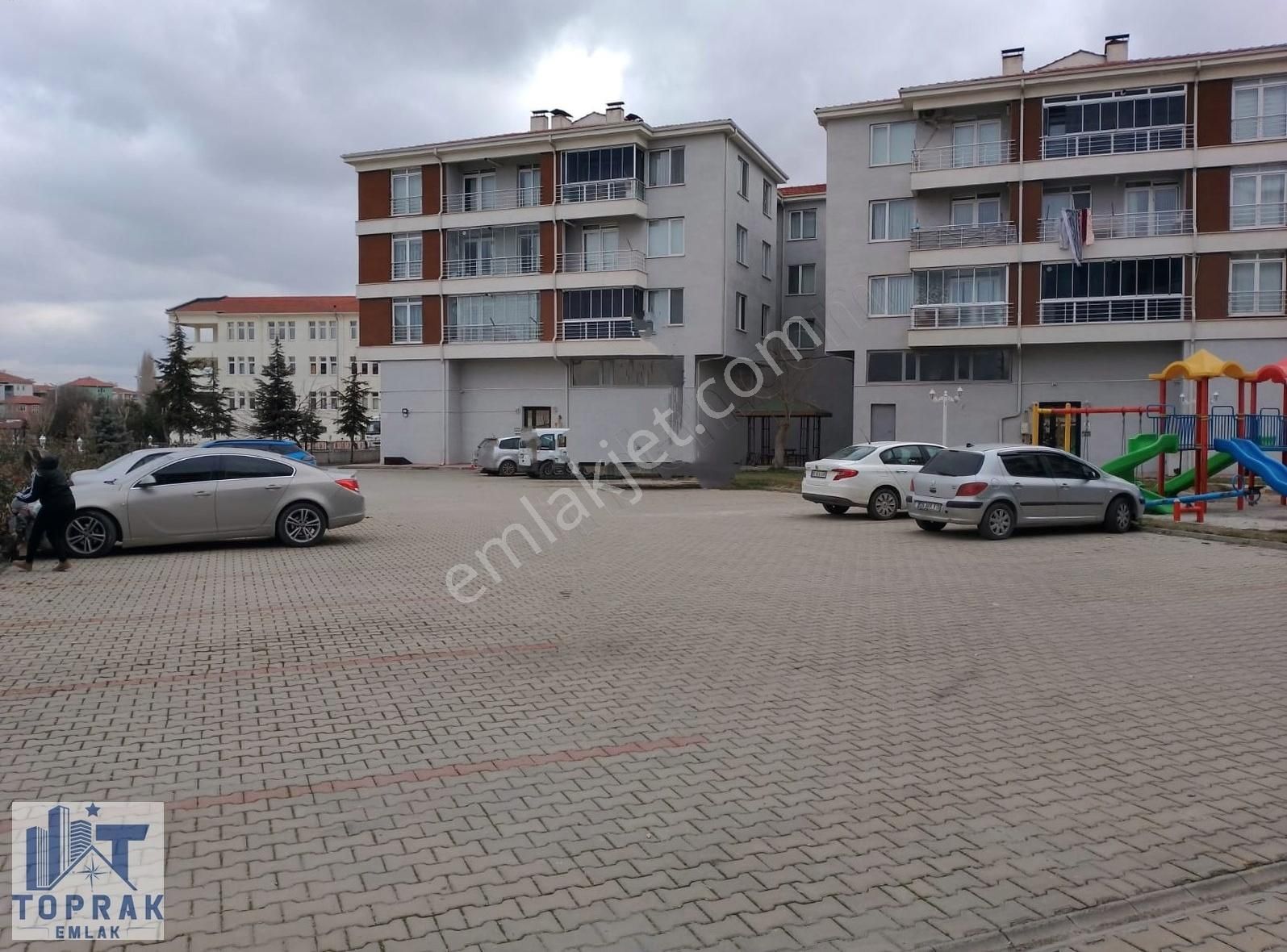 Toprak Emlak'tan Emek Mahallesinde Site İçinde Satılık 3+1 Daire