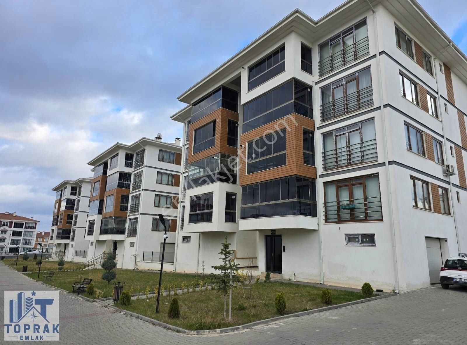 Toprak Emlak'tan Vadişehir'de Site İçinde Satılık 3+1 Daire