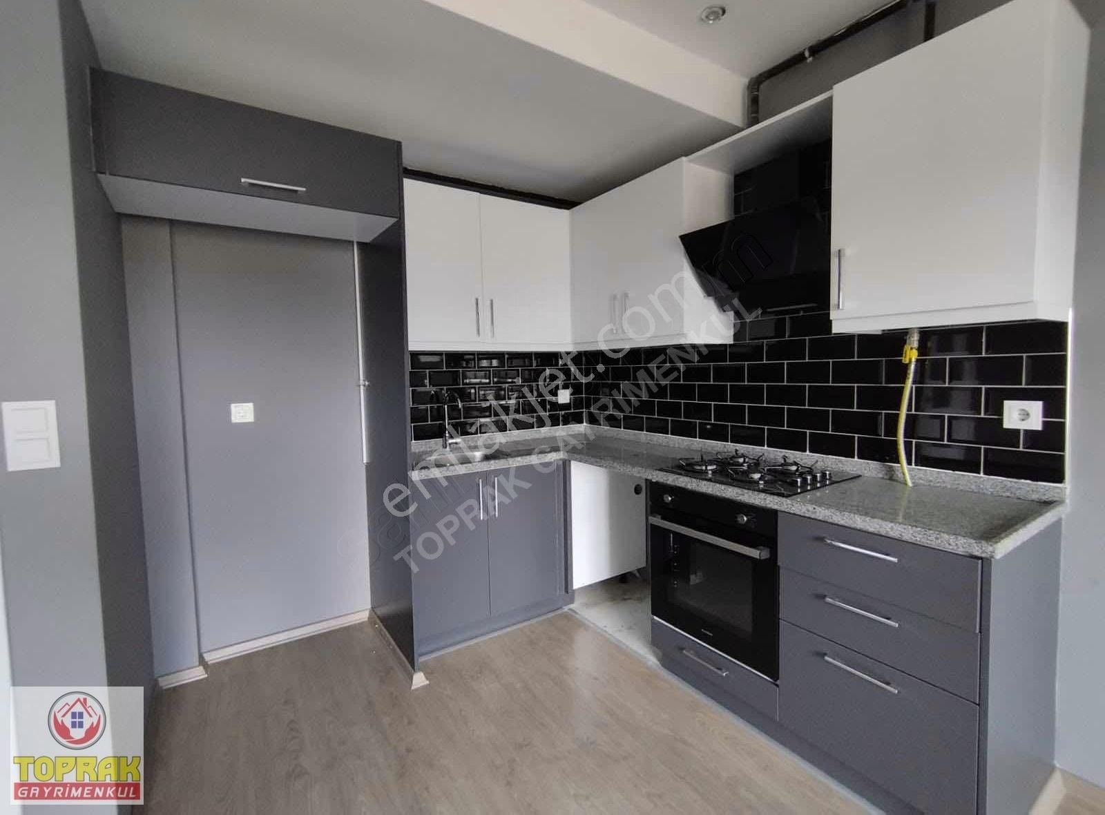 Mithatpaşa'da 3+1 Full Yapılı Ç.b Masrafsız Site İçerisi Az Katl