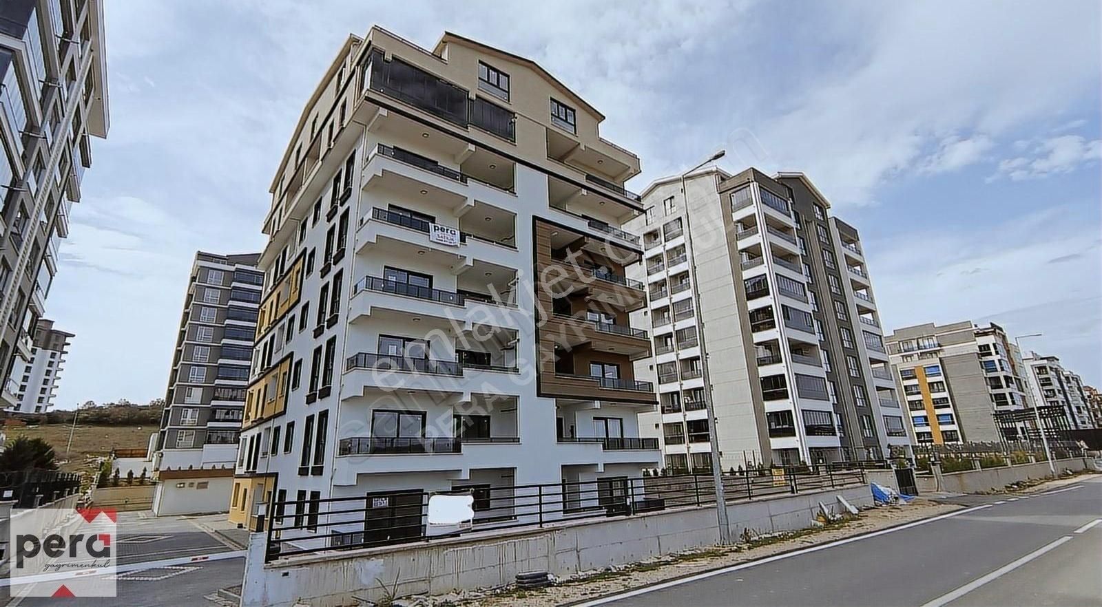 Pera'dan Kızılcıklı Bio Yapı'da Geniş 2+1 Ara Kat Daire