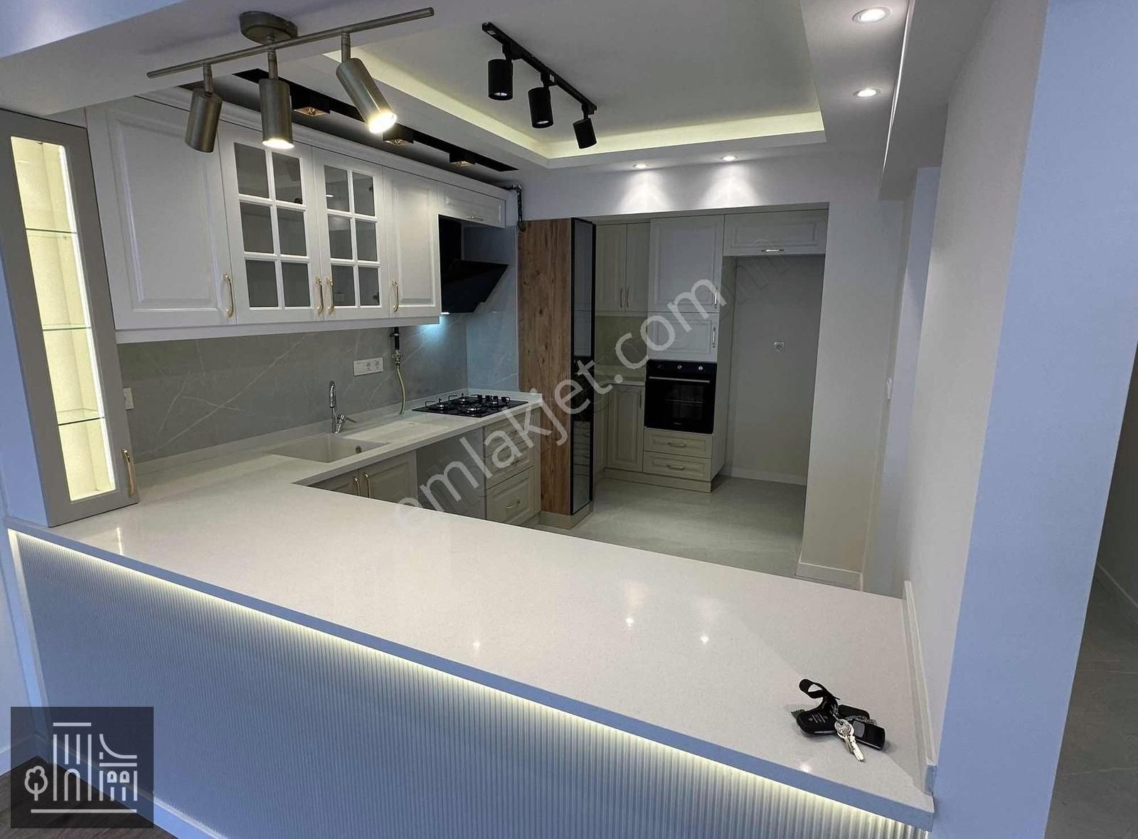 Cadde Üzeri İstinye Park Yakını 3+1 Full Tadilatlı Köşe Cephe Da