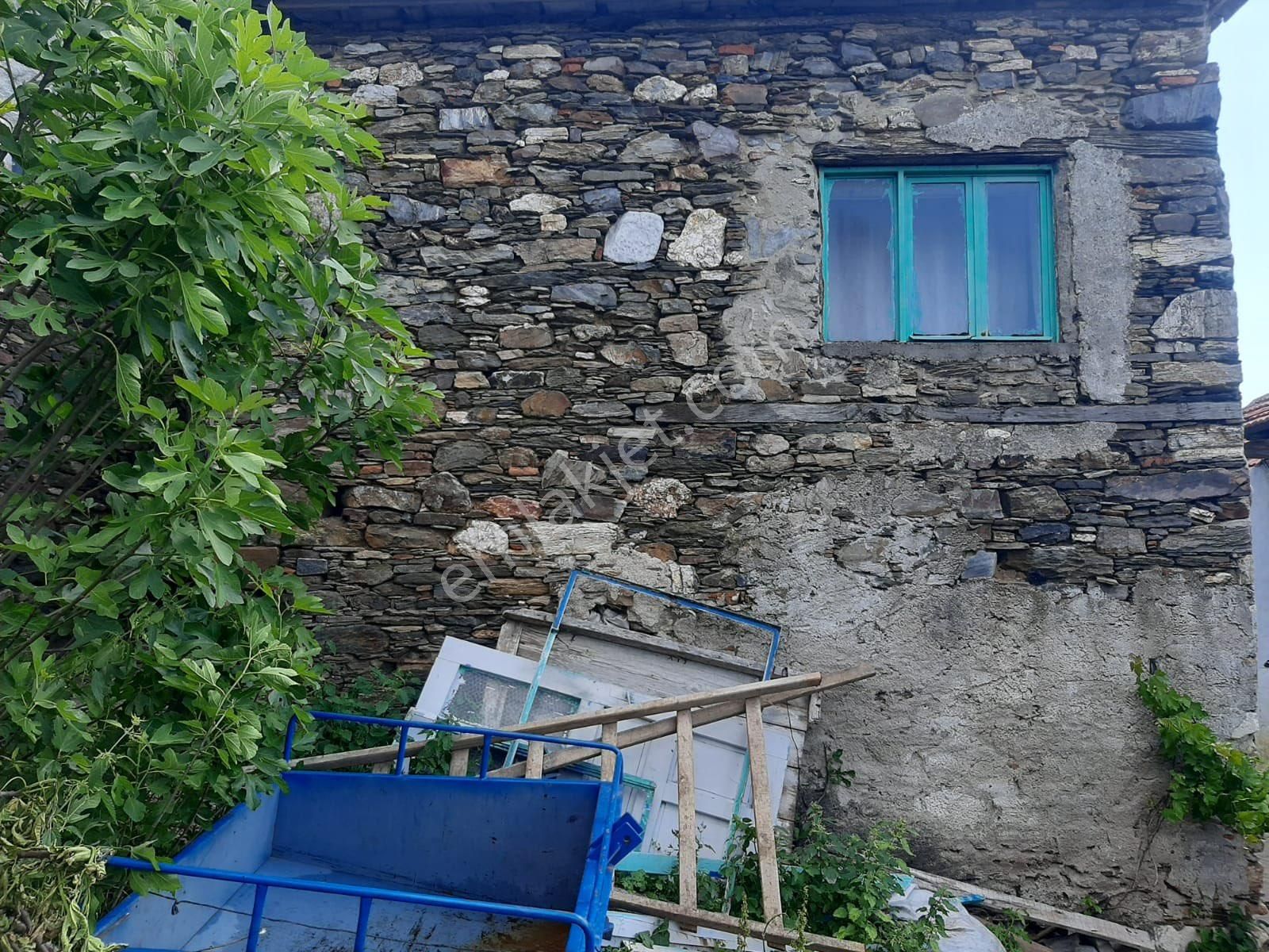 Manisa Turgutlu Karaköy Köyünde Satılık Ev
