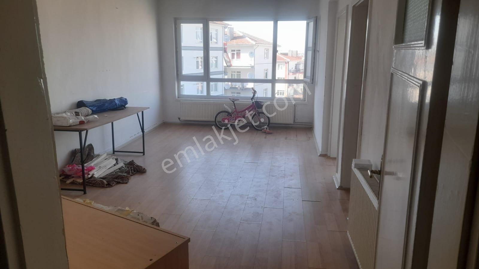 Bağlarbaşında 110m2 3+1 Yapılı Çift Balkon Yüksek Giriş Kombili Satılık Daire