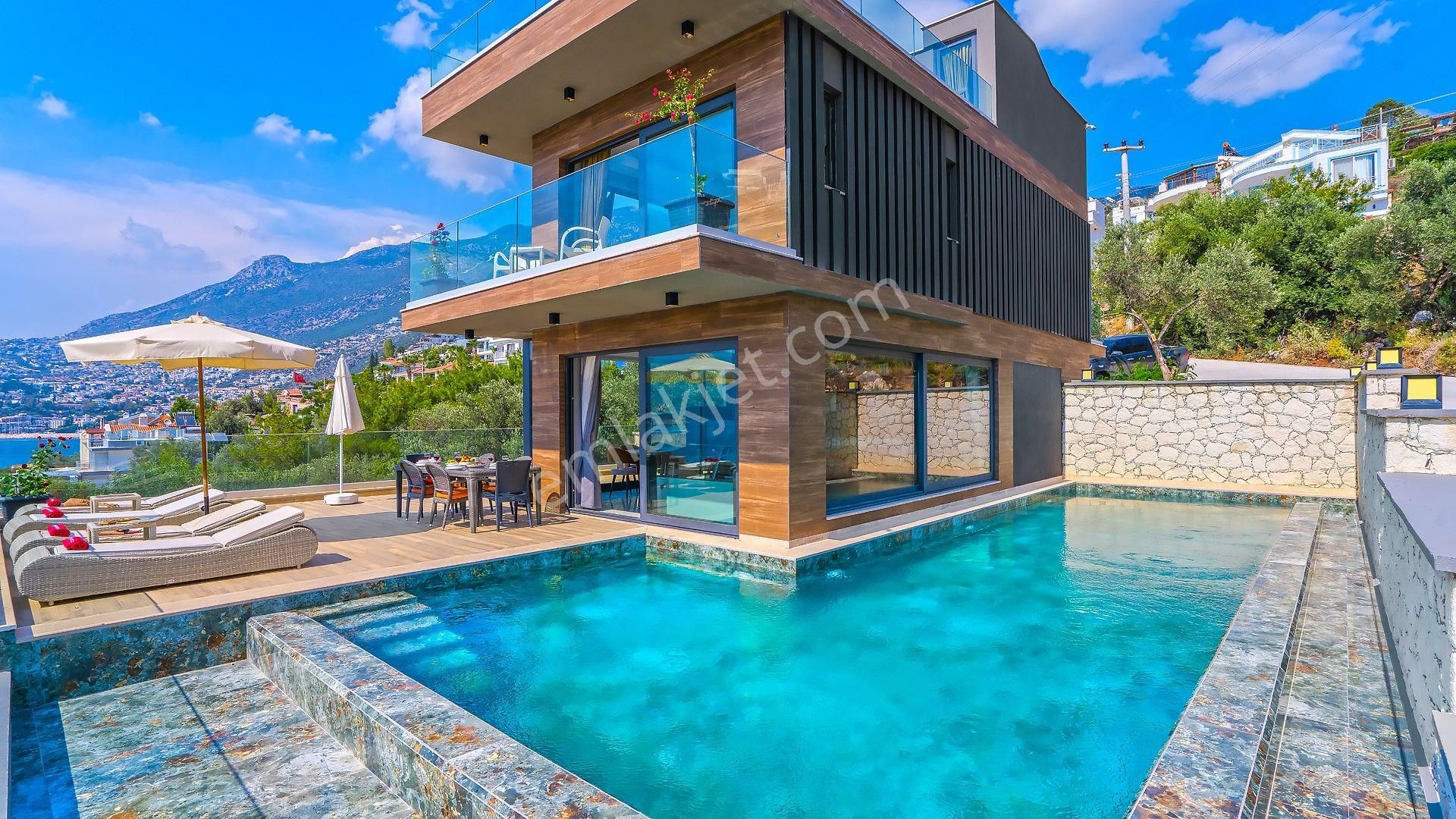 Kaş Kalkan'da Plaja Yürüme Mesafesinde 8 Kişilik, Deniz Manzaralı & Lüks Villa