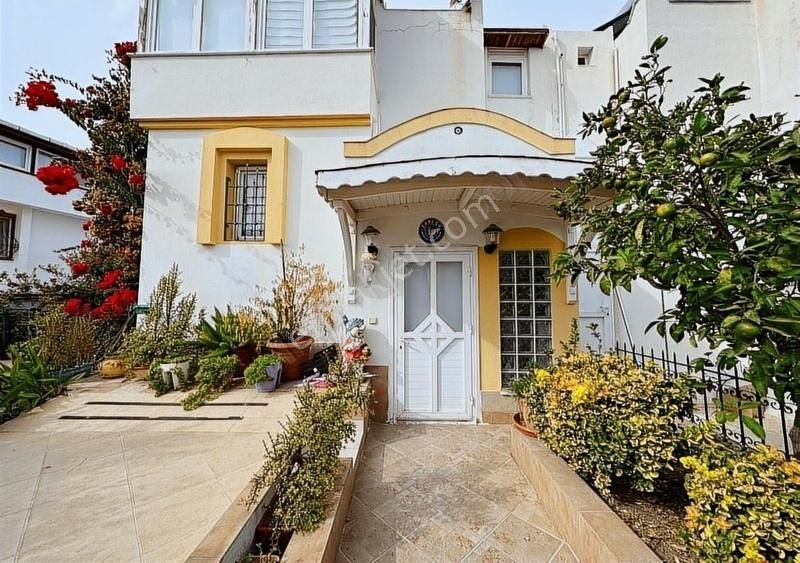 Bitez Aytur Sitesinde,deniz Manzaralı Tripleks 3+1 Villa