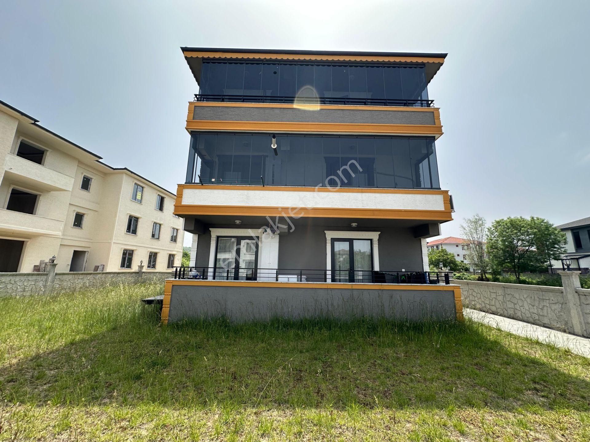 Karasu Aziziye Mahallesinde Sıfır Hiç Oturulmamış 3+1 130 M2 Mutfak Ayrı