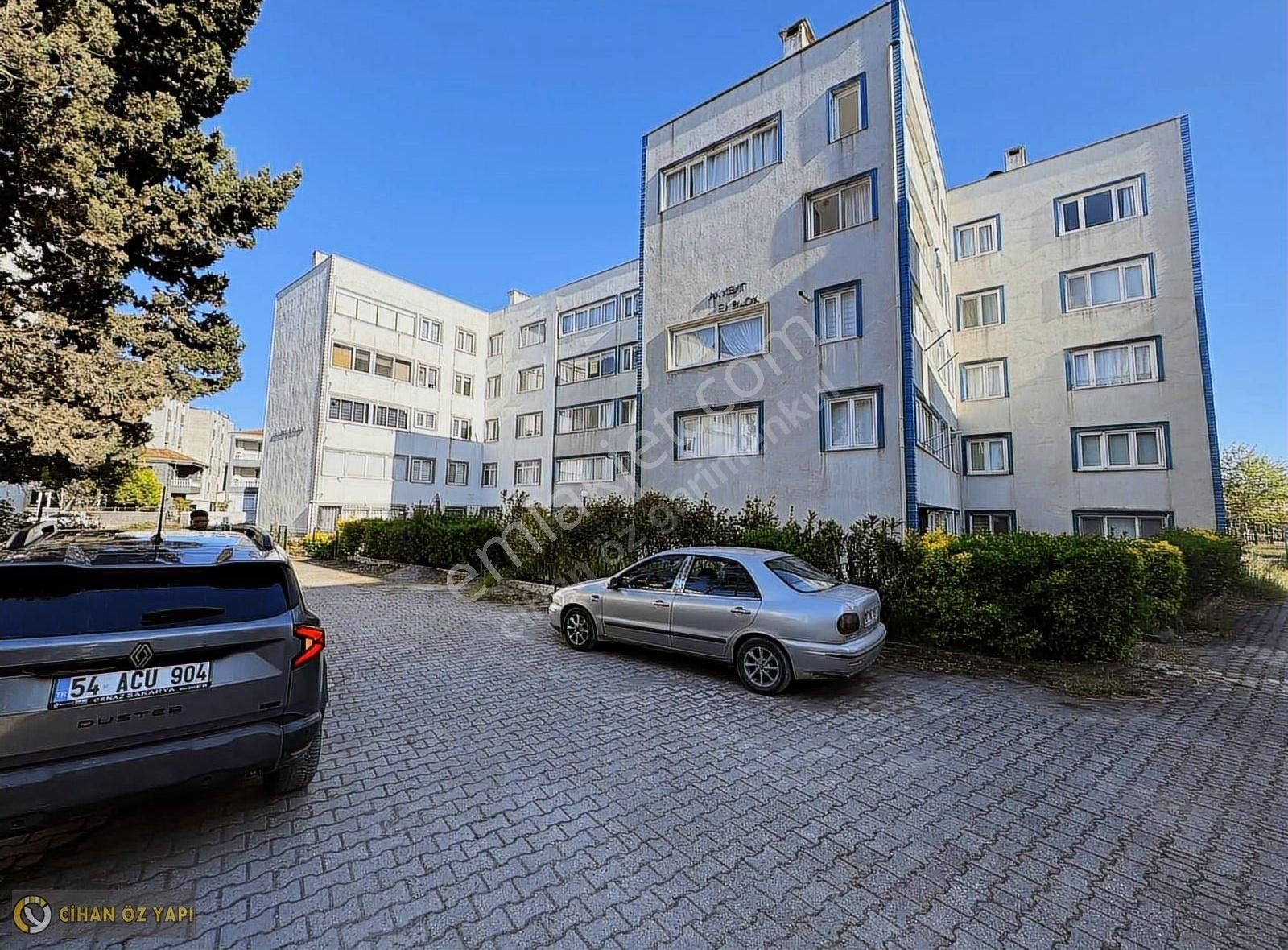 Karasu Sahilinde Denize Sıfır Sitede 2+1 Arakat Eşyalı Daire