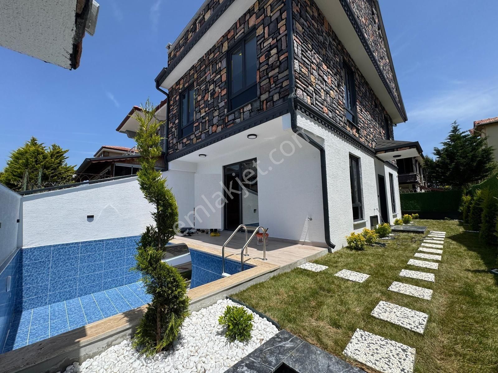Kocaali De Havuzlu Ve Deniz Manzaralı Müstakil 4+1 Mutfakayrı Ev