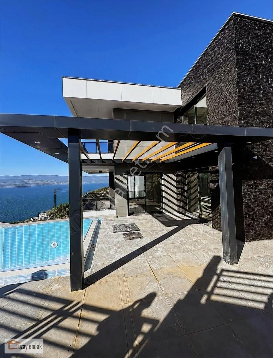 Boğaziçinde Site İçerisinde Satılık Müstakil Villa