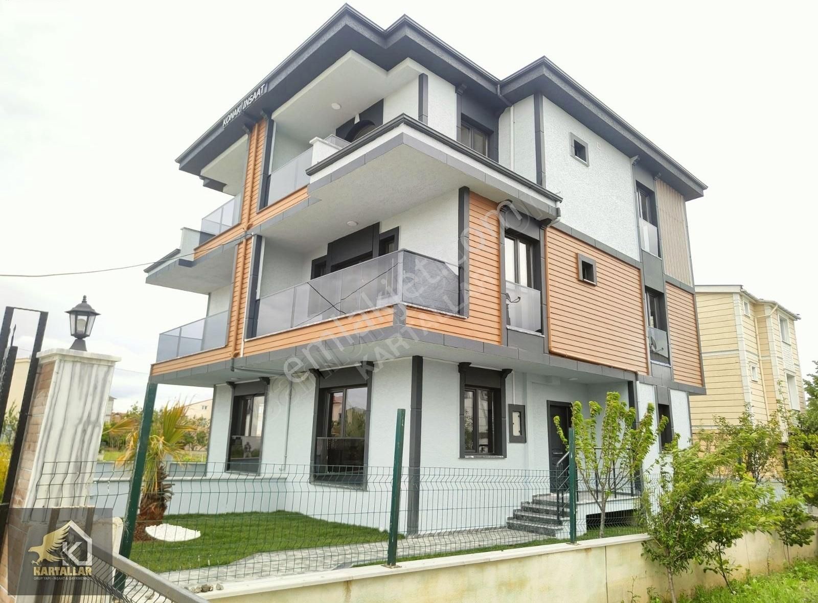 Kartallardan Büyük Bahçeli Geniş Odalı Merkezde 4+1 Lüks Yazlık.