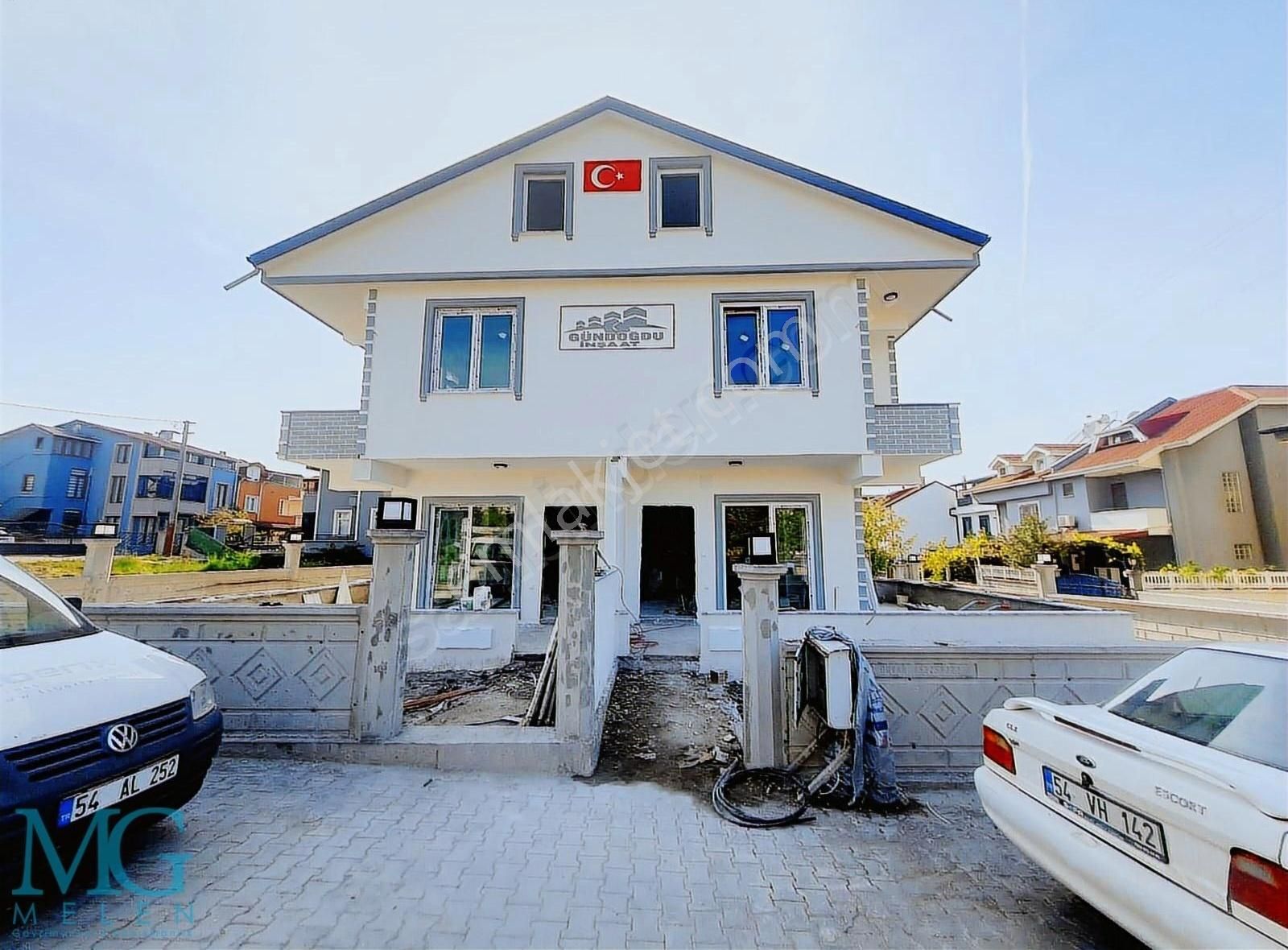 Kocaali Plajının Merkezinde Bahçeli Tripleks Satılık Villa