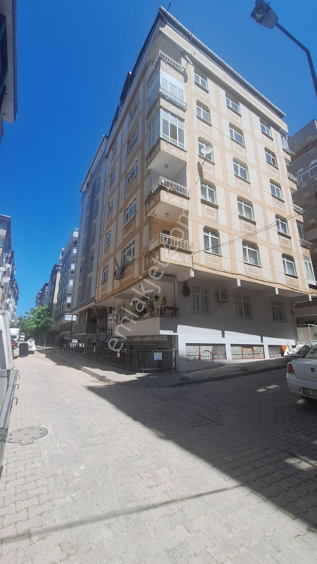 Siyavuşpaşa Caddesinde Satılık 3+1daire