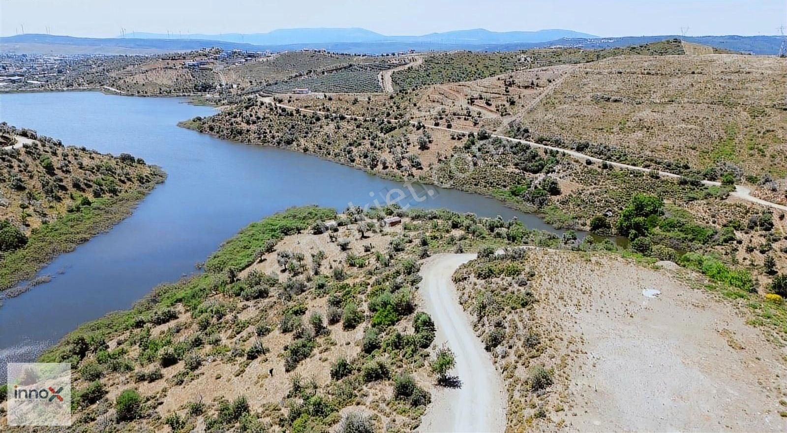 Seferihiar Ulamış Mahallesinde Baraj Manzaralı Zeytinlik