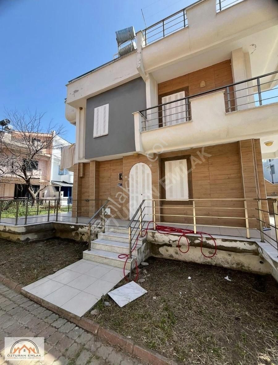 Kuşadası Davutlar Bölgesinde Geniş Bahçeli 3+1 Yazlık