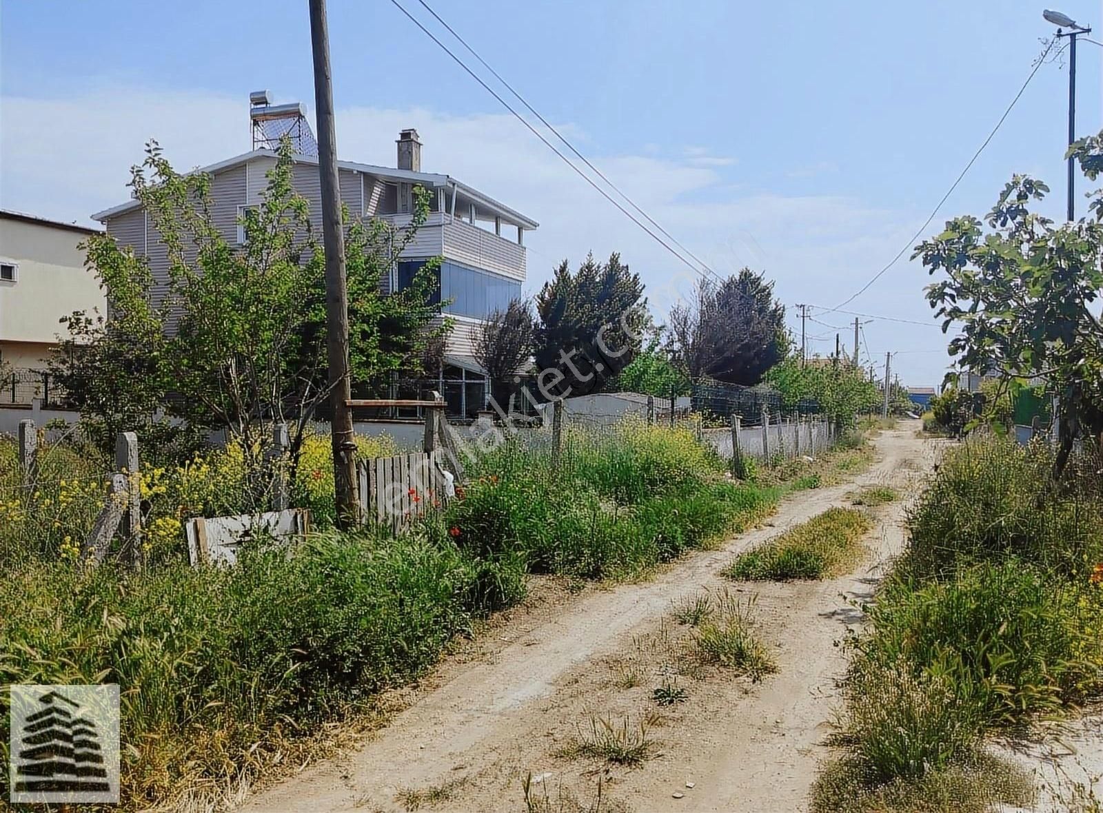 Yeniciftlikte 305 M2 3 Kat Villa İmarli 8+2 Villalik Arsa