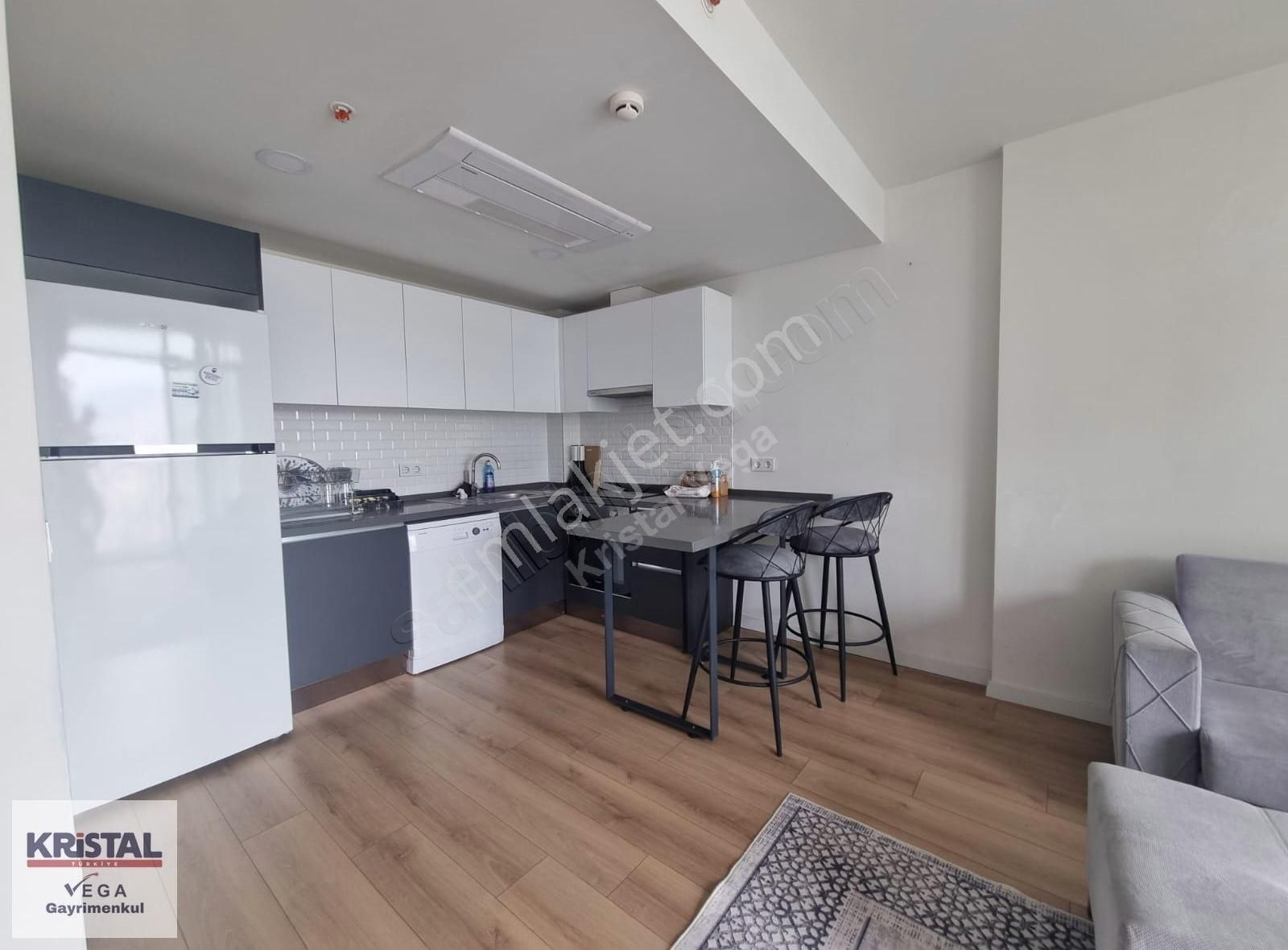 Bornova Modda Bulvarda Balkonlu 2+1 Satılık Daire