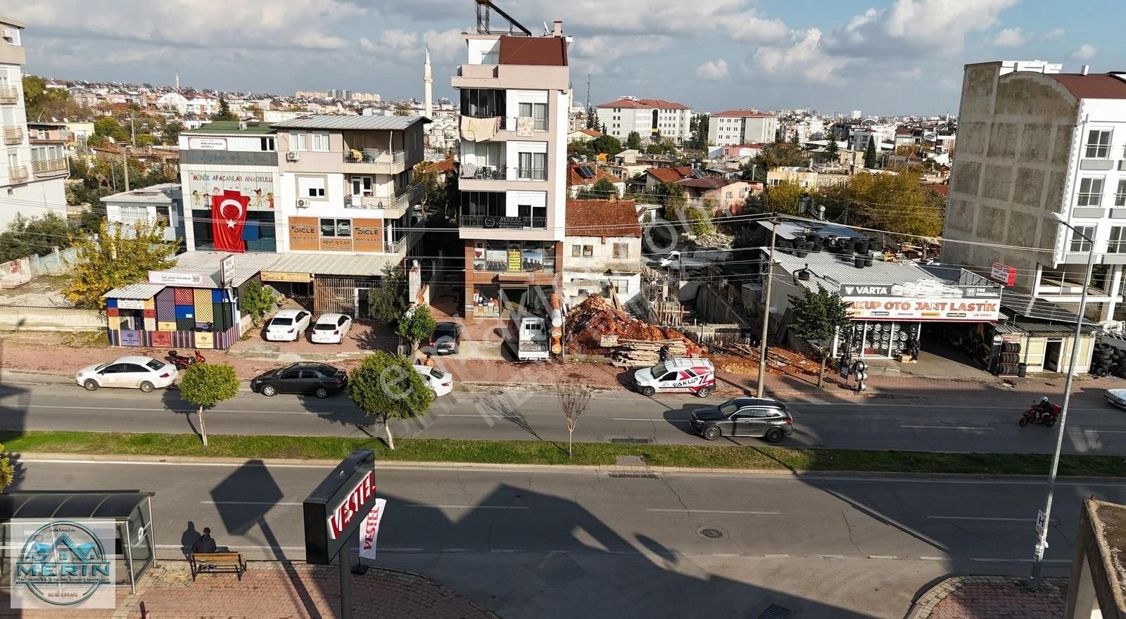 Yeni Emek'de Ana Cadde Üzeri 3 Katlı Daire&araç Takaslı Dükkan