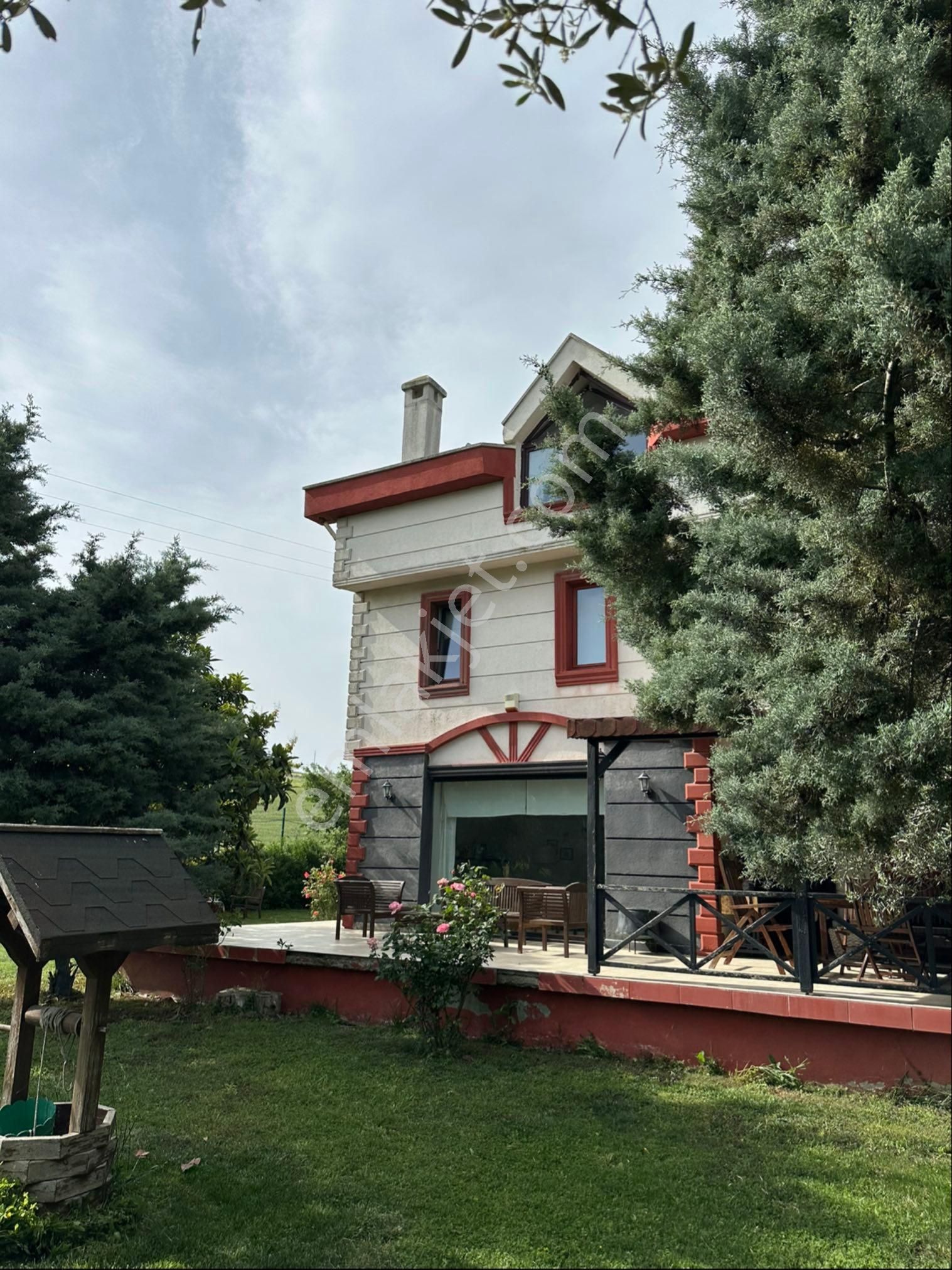 Çatalca Özgü Sitesinde 3 Katlı Müstakil Villa