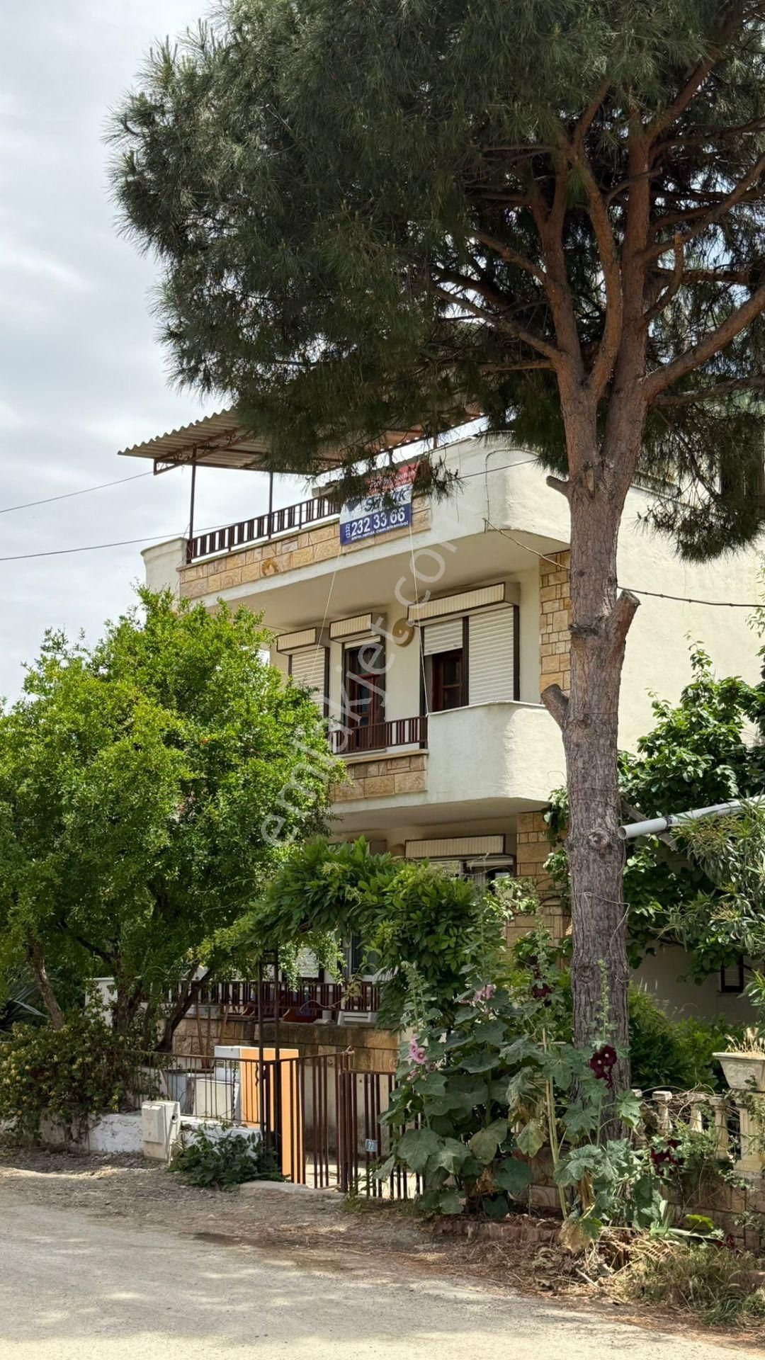 Burhaniye İskele'de Denize 30 M. Bahçeli, Tam Müstakil Satılık