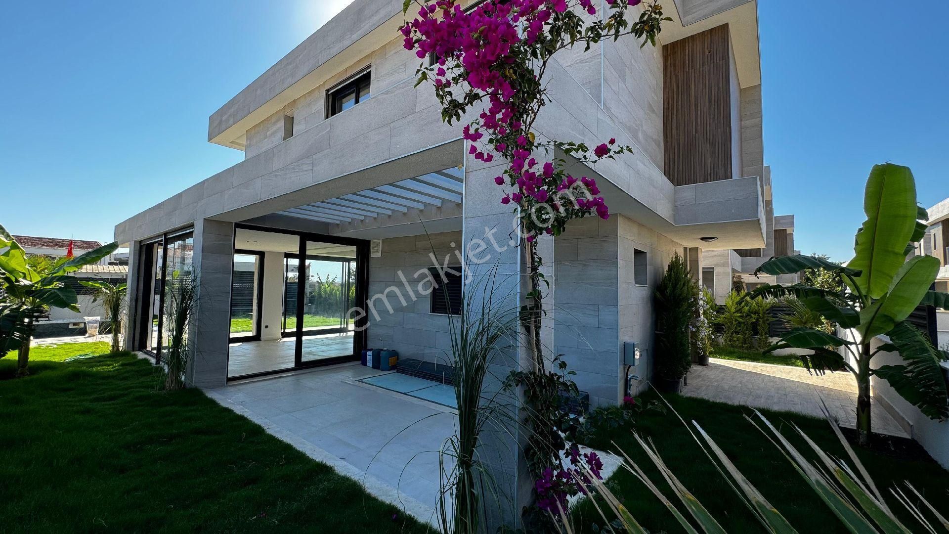 Kuşadası Karaovada Özel Yüzme Havuzlu 5+1 Tek Müstakil Muhteşem Villa.