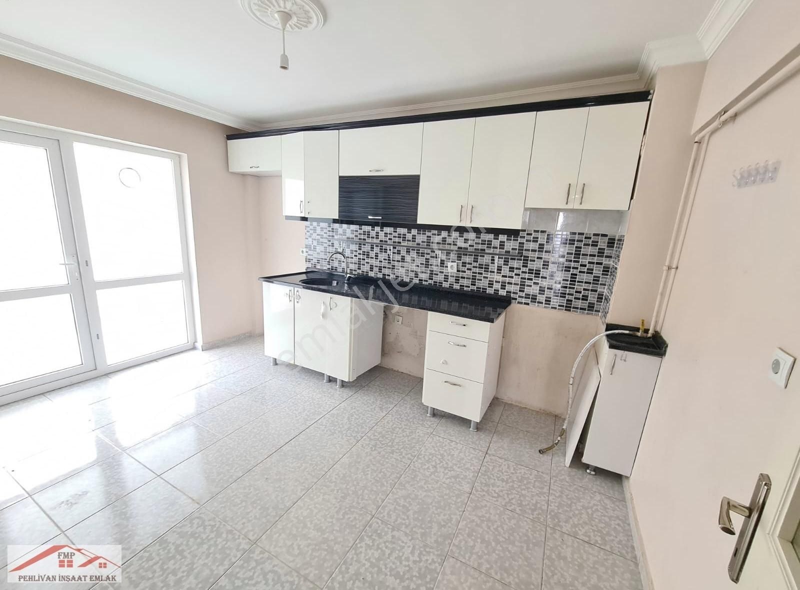 Yenikent'te Ara Katta Çift Balkon Asansörlü Fırsat 3+1 Daire !!!