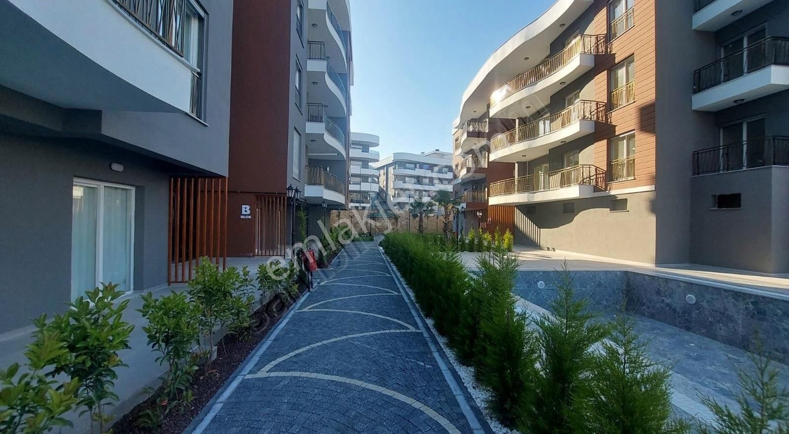 Kuşadası Değirmenderede Havuzlu Sitede 2+1 Sıfır Giriş Kat Daire