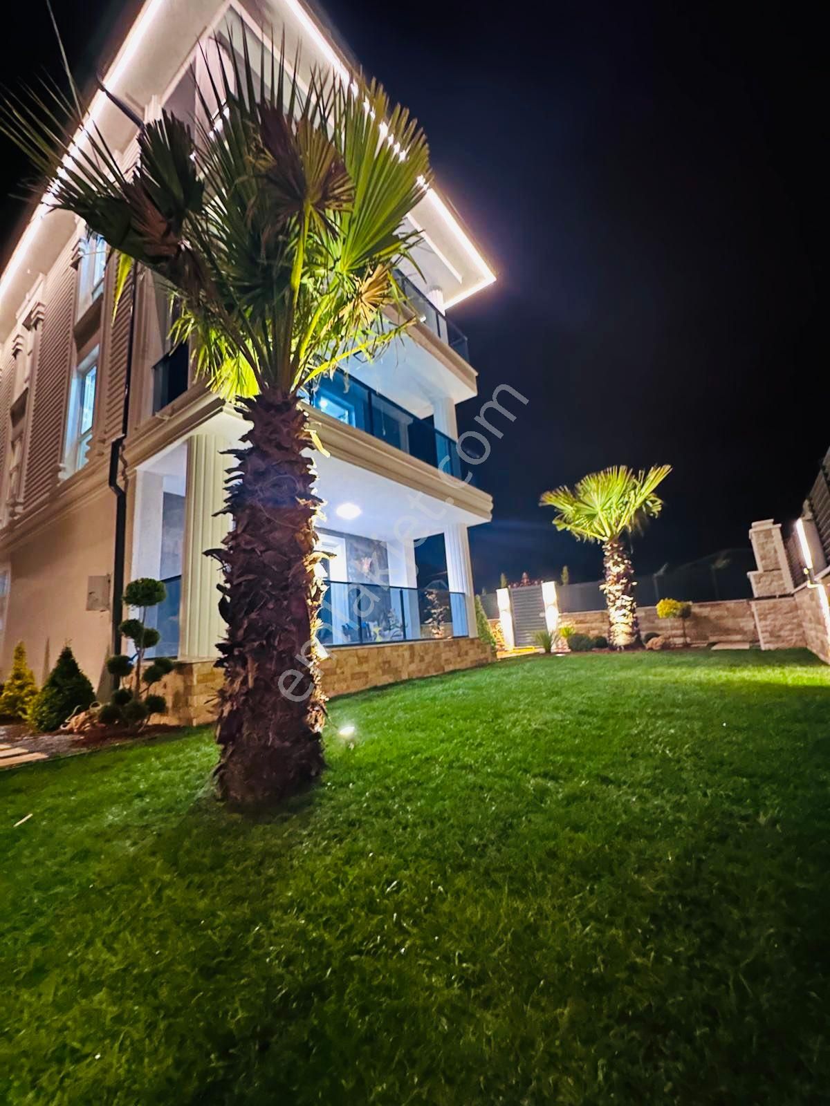 Yeniçiftlik'de Satılık Ultra Lüx Deniz Manzaralı Hamam Saunalı Geniş Bahçeli 5+1 Villa