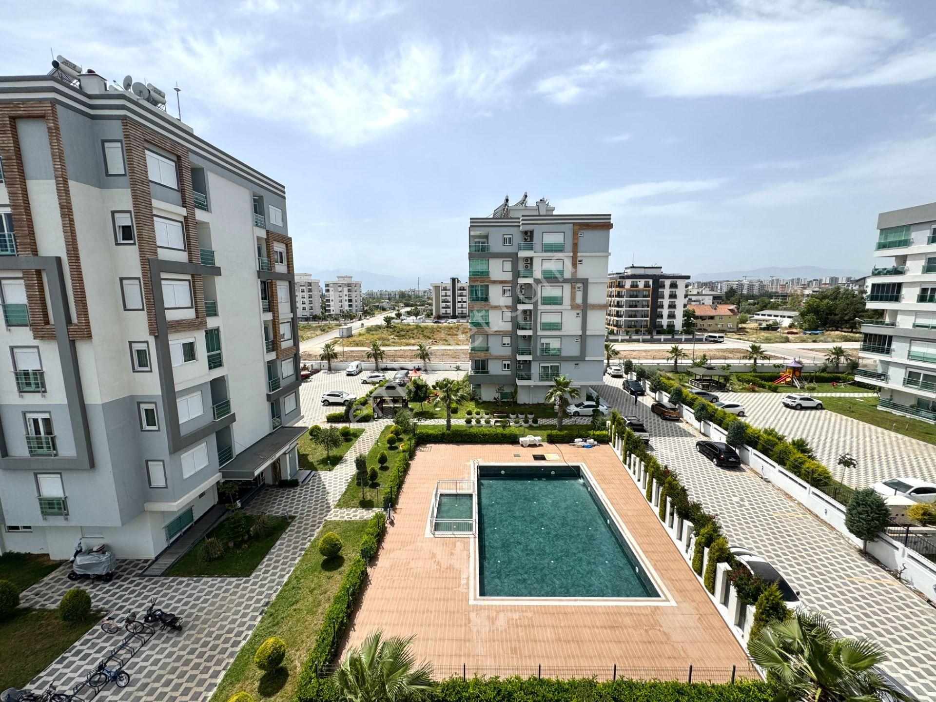 Göksu 'da Havuzlu Sitede Ebeveyn Banyolu Geniş 3+1 Arakat Daire