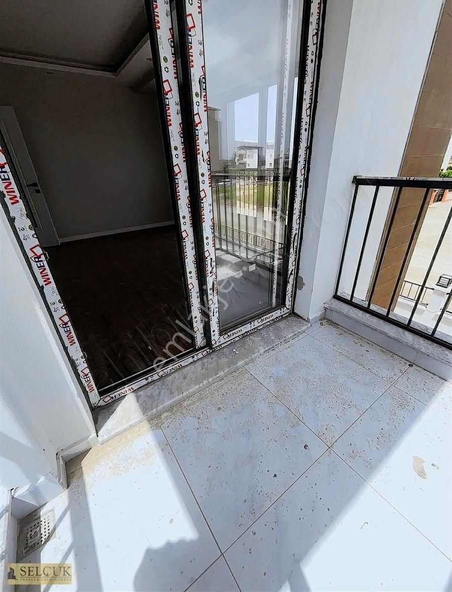 Selcuklar Sitesinde Arakat 2+1 Kapalı Mutfak Satılık