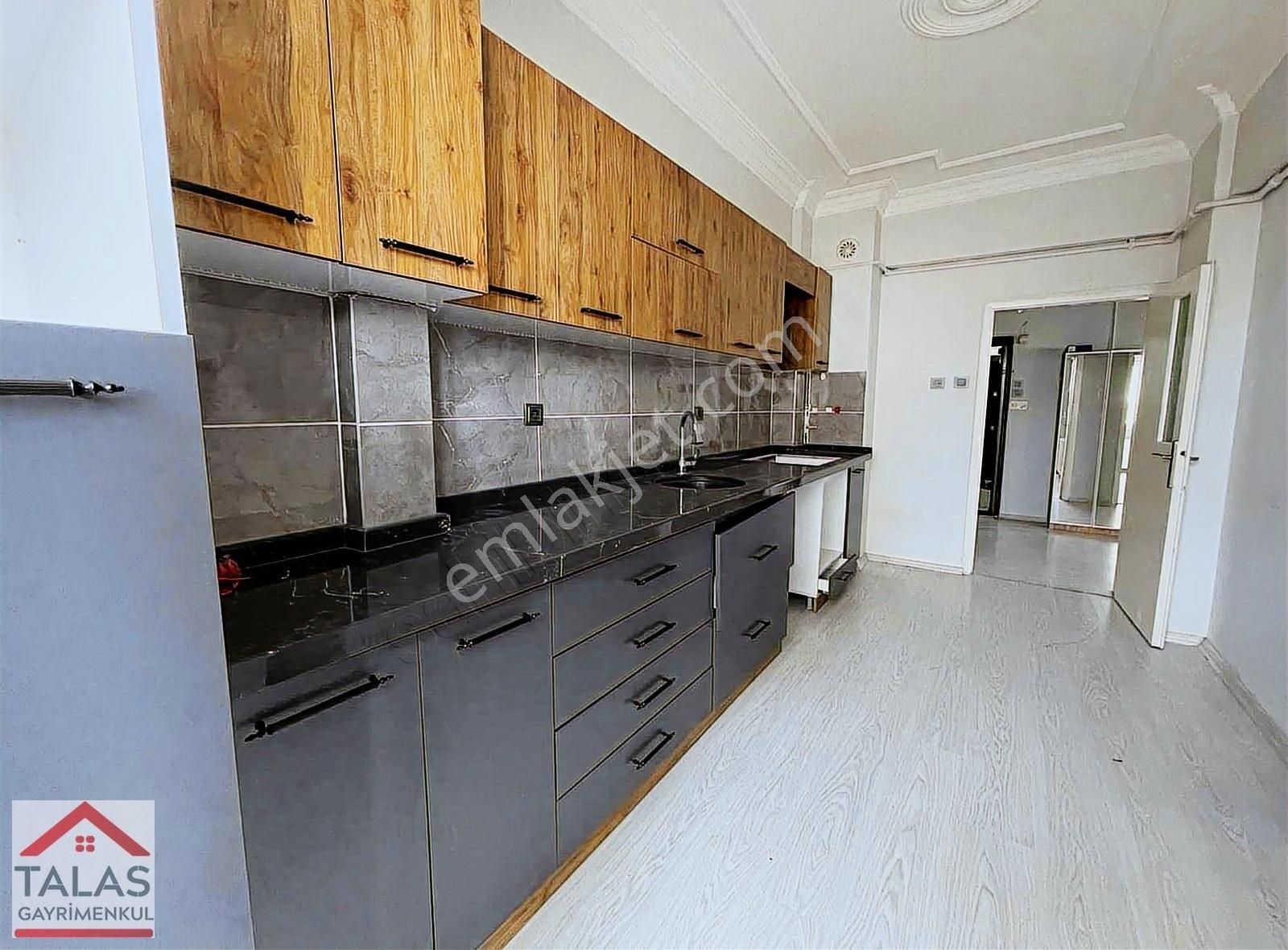 Talas Gayrimenkul'den Kiçiköy Kaymakamlık Karşısı Satılık Daire